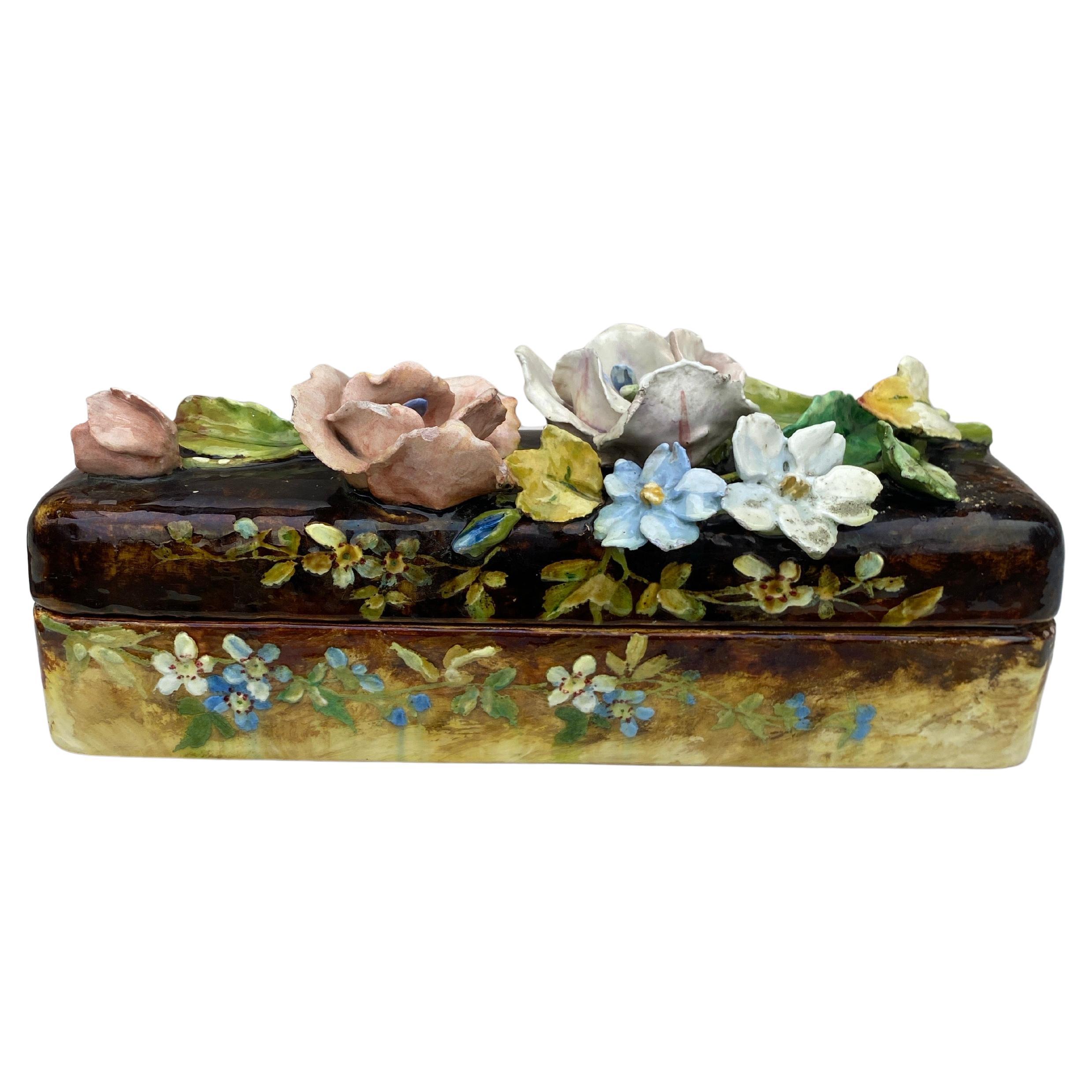 Grande e rara scatola di fiori in maiolica del XIX secolo in vendita 2
