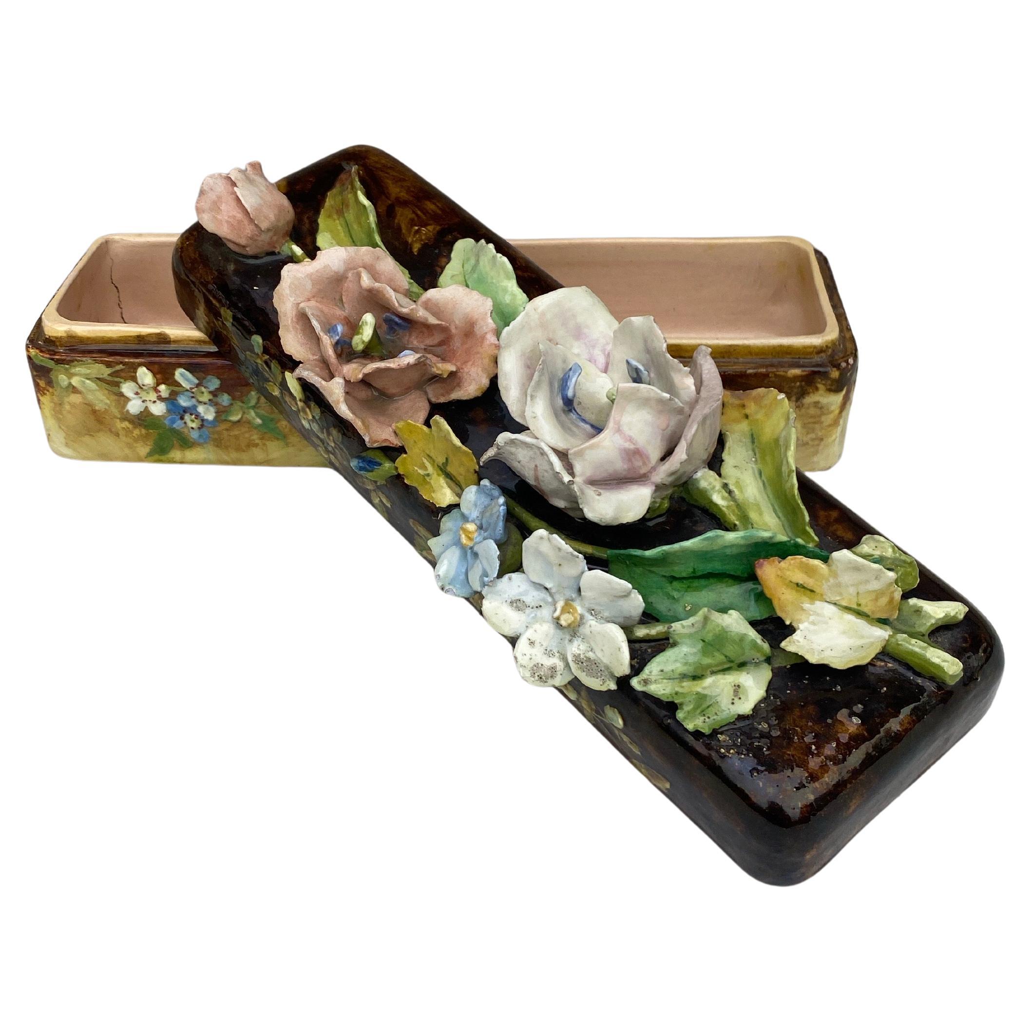 Grande e rara scatola di fiori in maiolica del XIX secolo in vendita 1