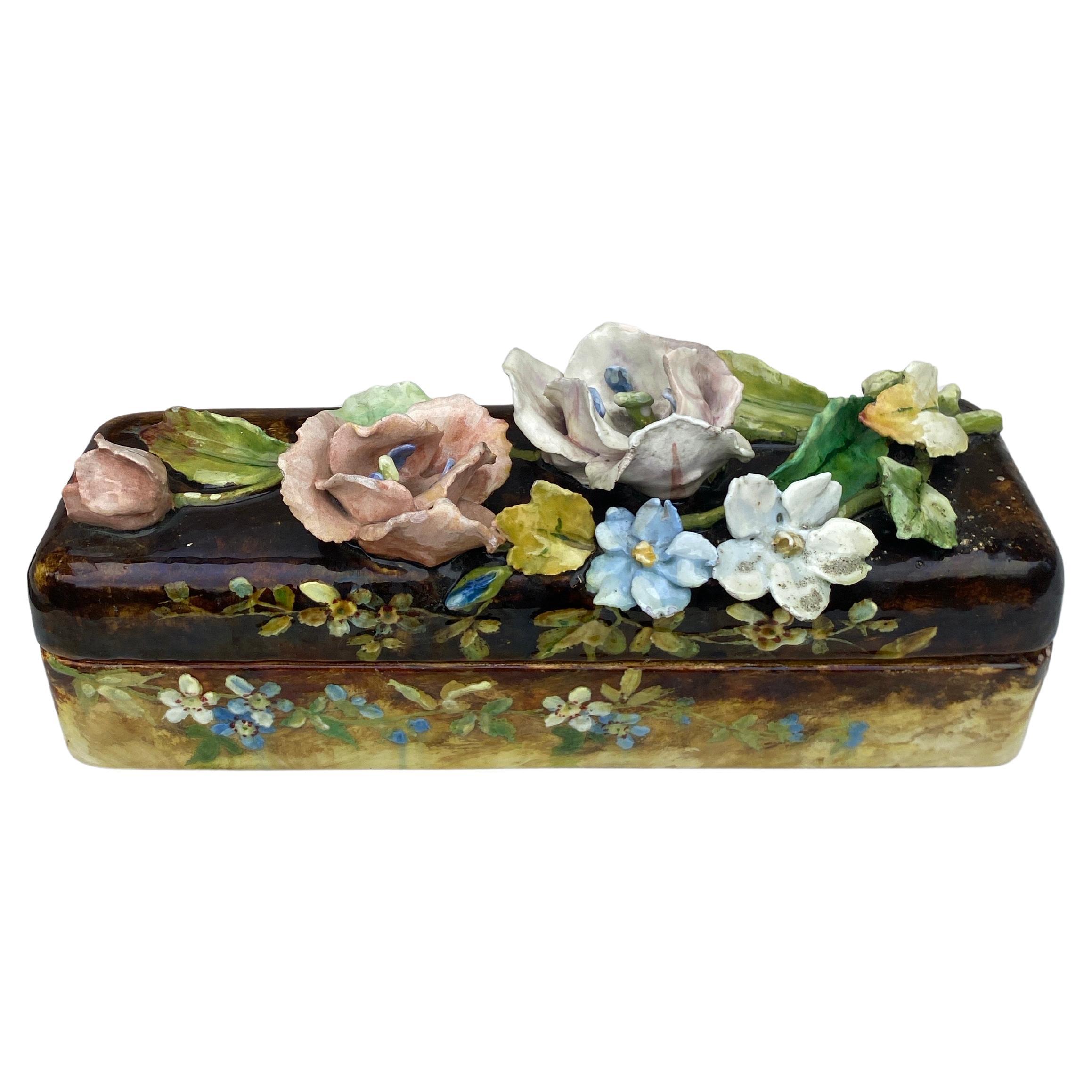 Caja grande y rara de mayólica del siglo XIX para flores