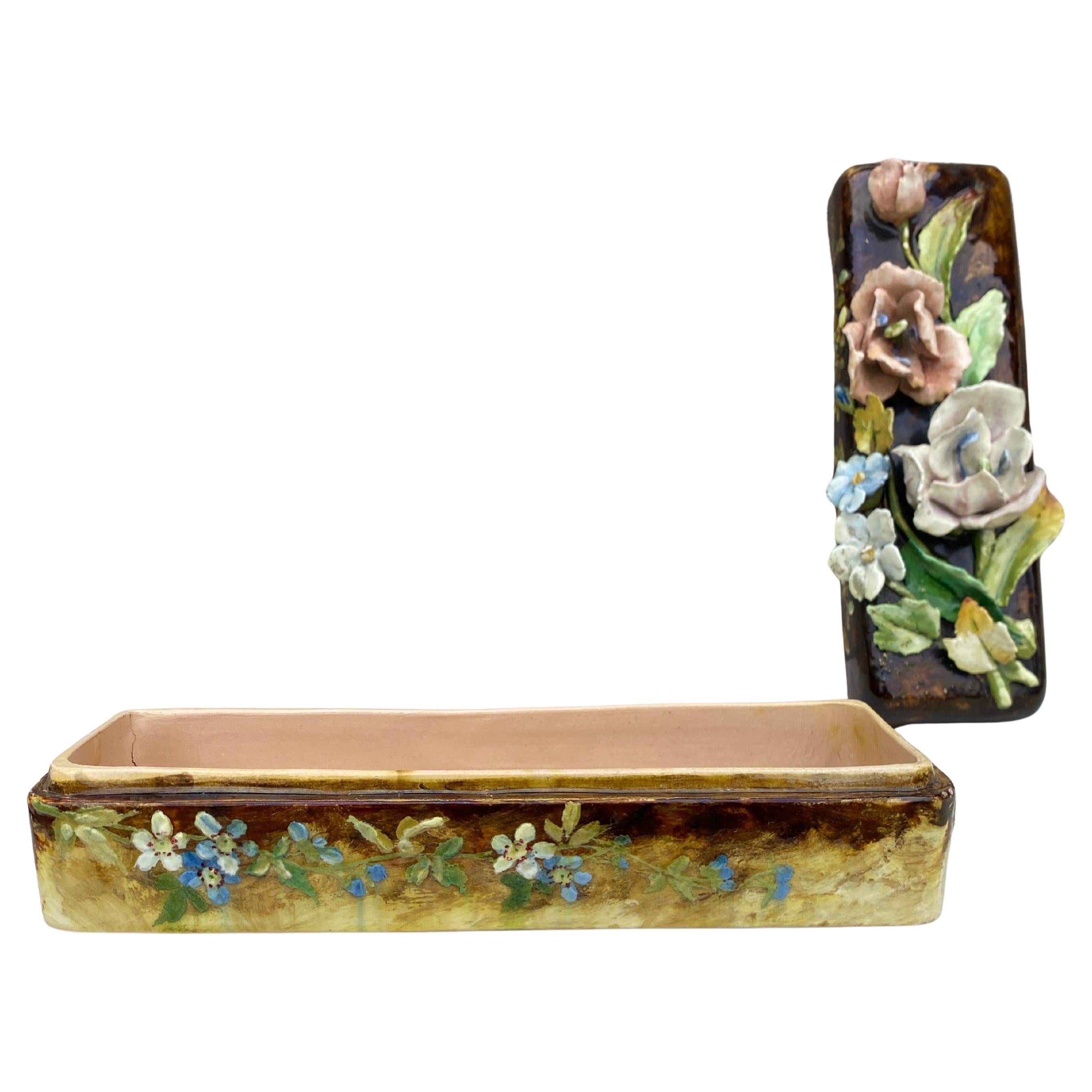 Ceramica Grande e rara scatola di fiori in maiolica del XIX secolo in vendita