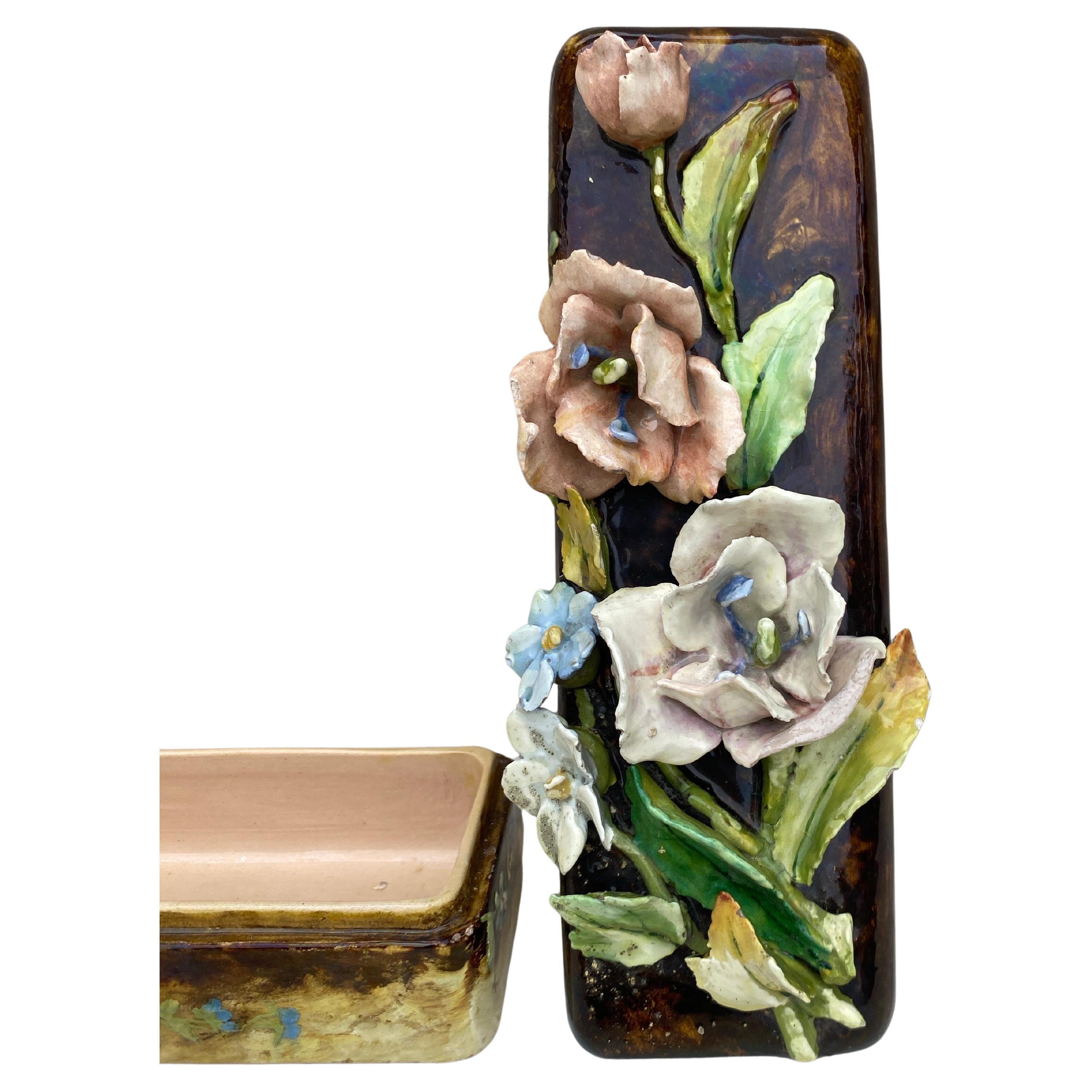 Fine XIX secolo Grande e rara scatola di fiori in maiolica del XIX secolo in vendita