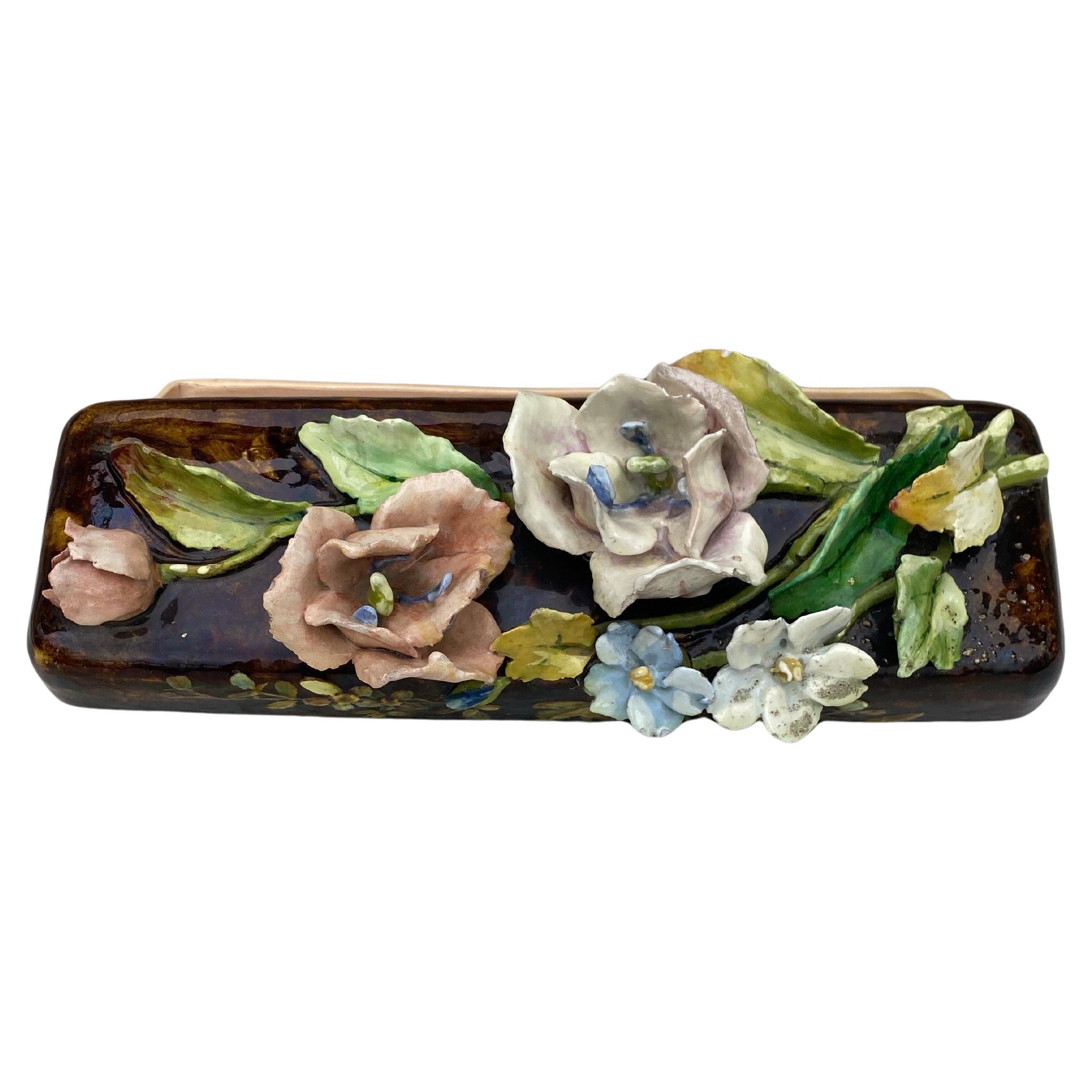 Grande e rara scatola di fiori in maiolica del XIX secolo In condizioni buone in vendita a Austin, TX