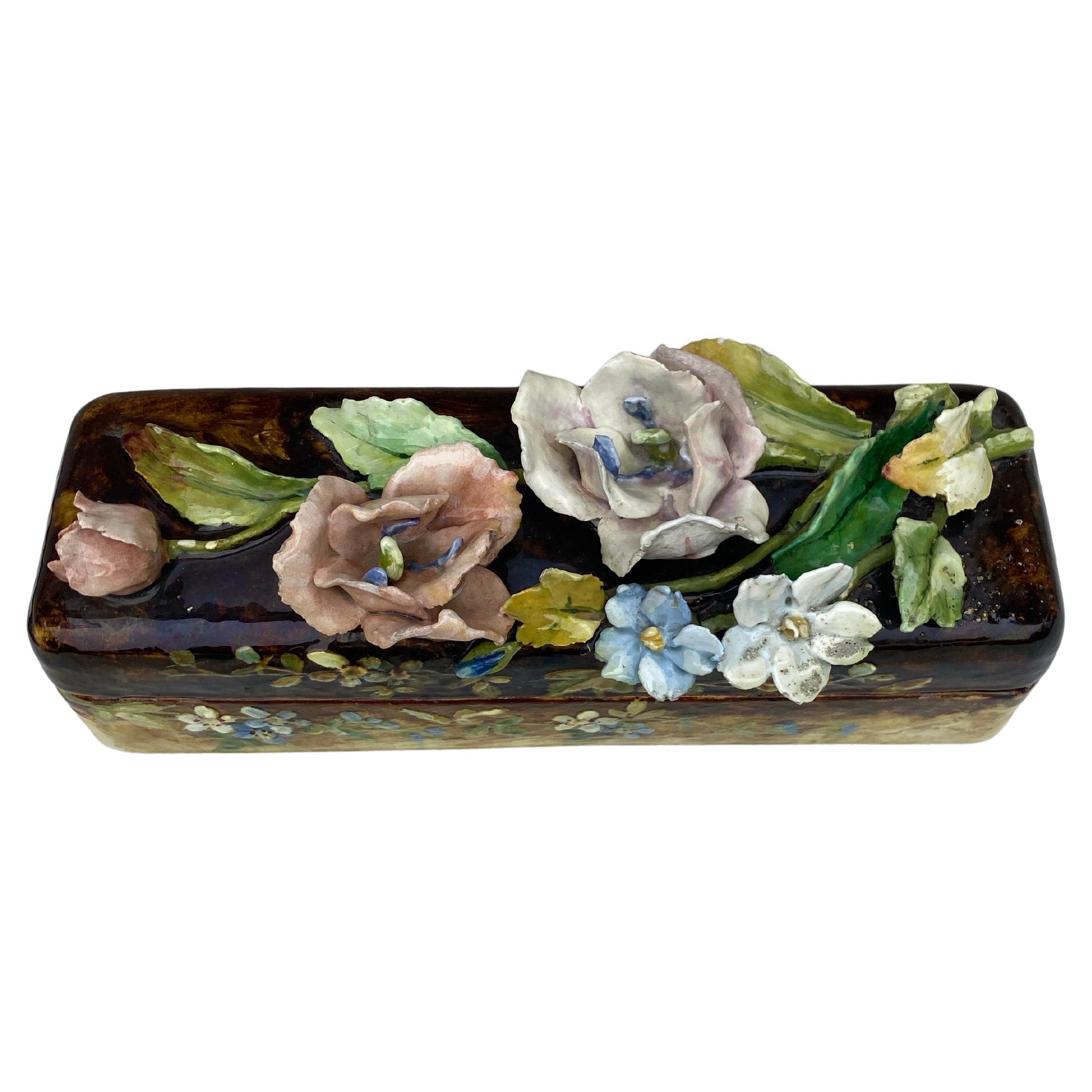 Grande e rara scatola di fiori in maiolica francese del XIX secolo.
12 pollici di lunghezza.