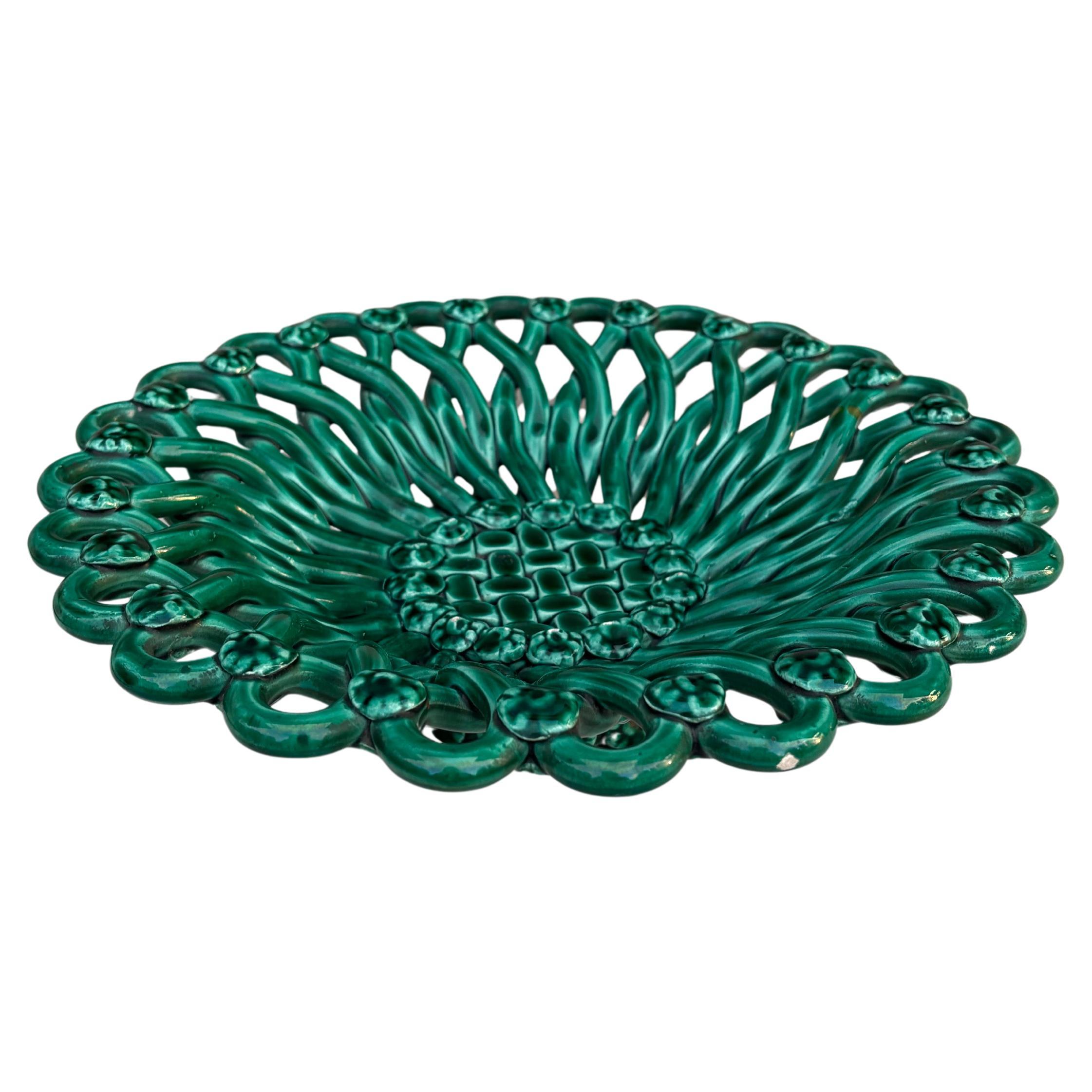 Grand bol rond ou panier en majolique verte française Vallauris vers 1950.
D / 11,4 pouces.
H / 3 pouces.