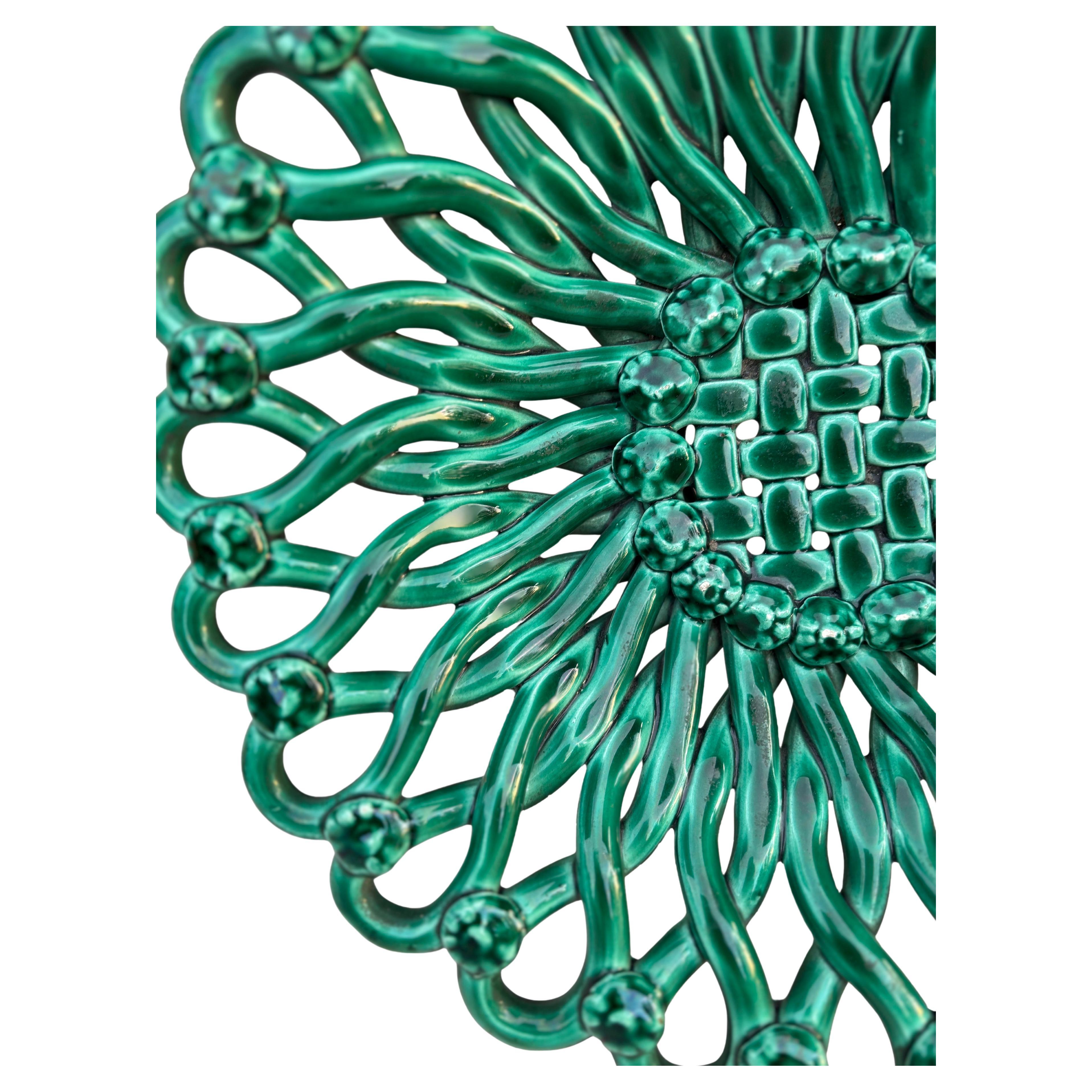 Céramique Grand bol rond ou panier en majolique verte de Vallauris circa 1950 en vente