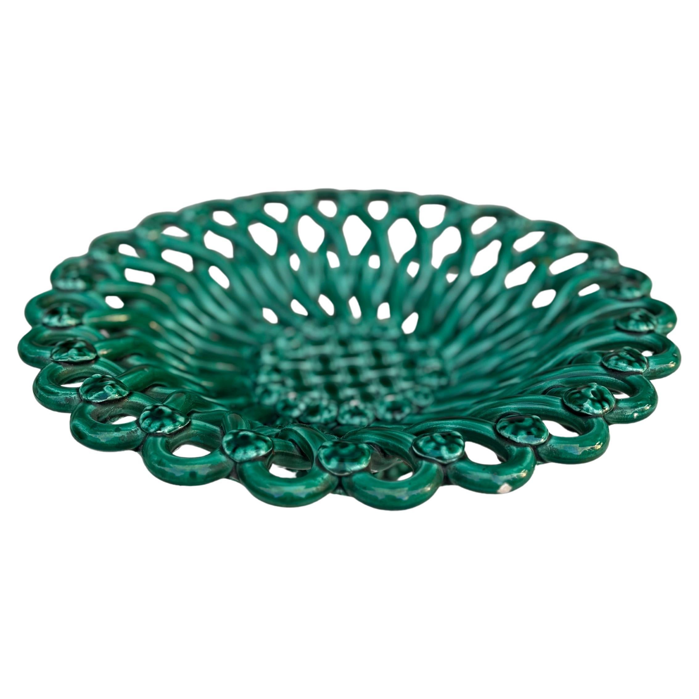 Grand bol rond ou panier en majolique verte de Vallauris circa 1950 Bon état - En vente à Austin, TX