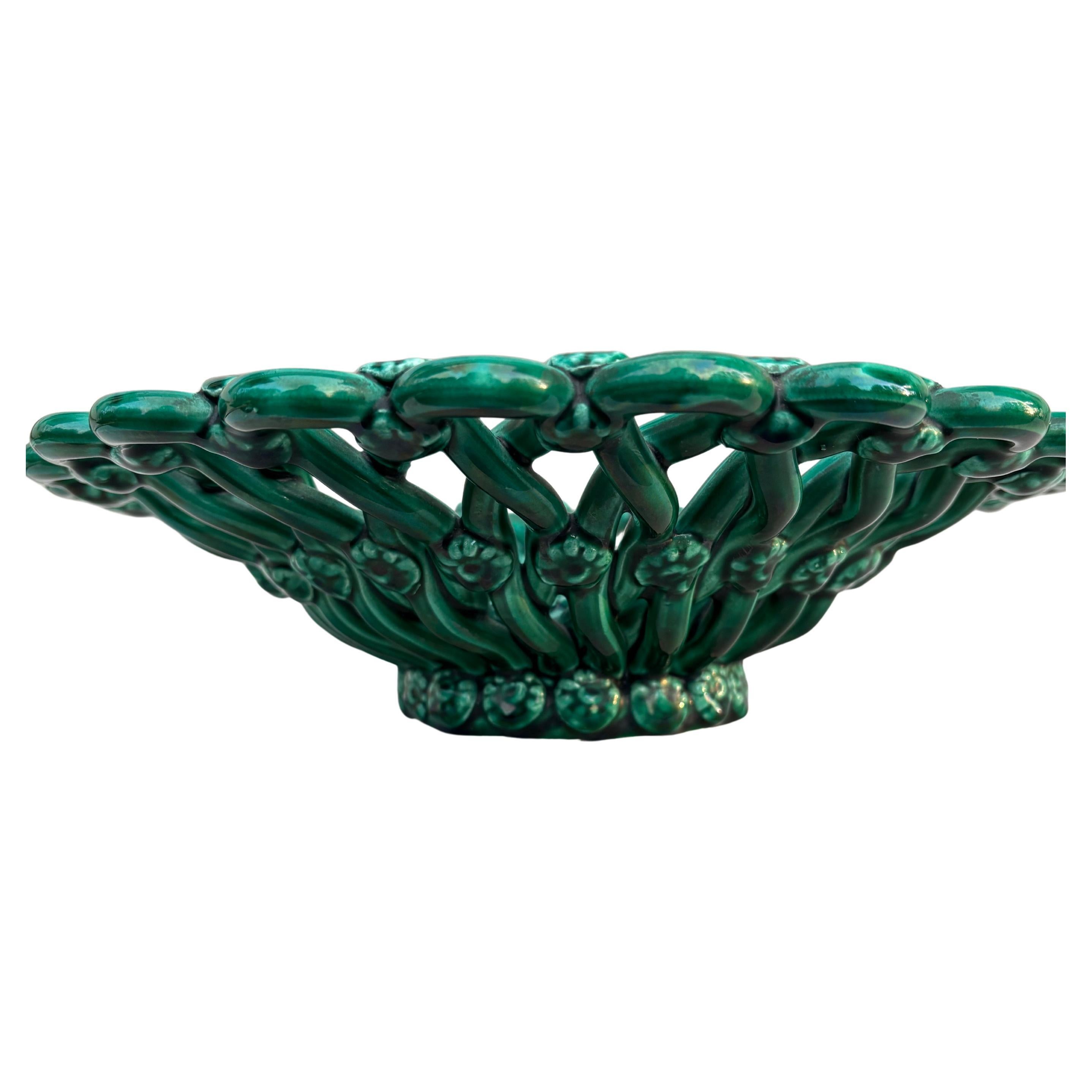 Mid-Century Modern Grand bol rond ou panier en majolique verte de Vallauris circa 1950 en vente