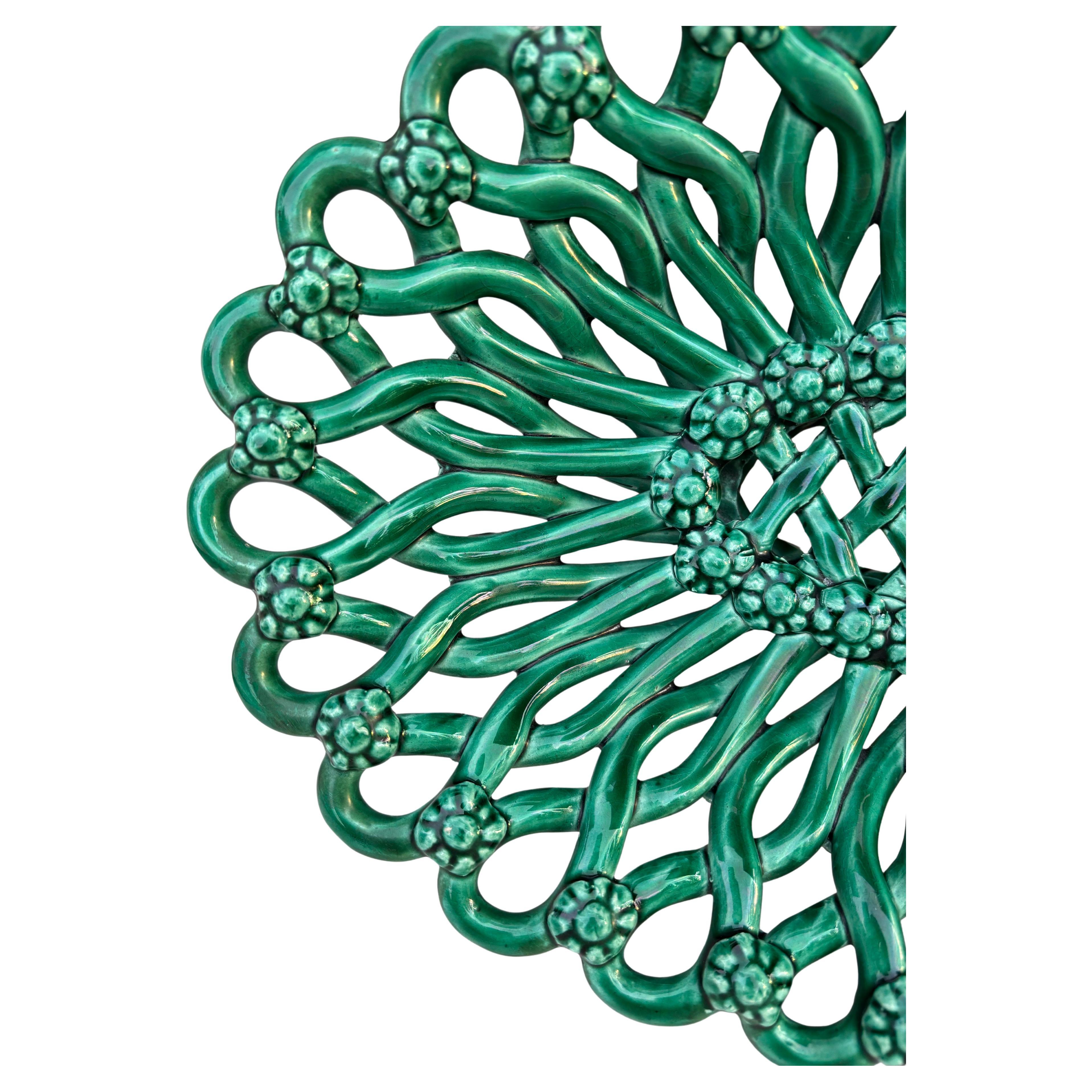 Grand bol ou panier ovale en majolique verte de Vallauris circa 1950 en vente 2