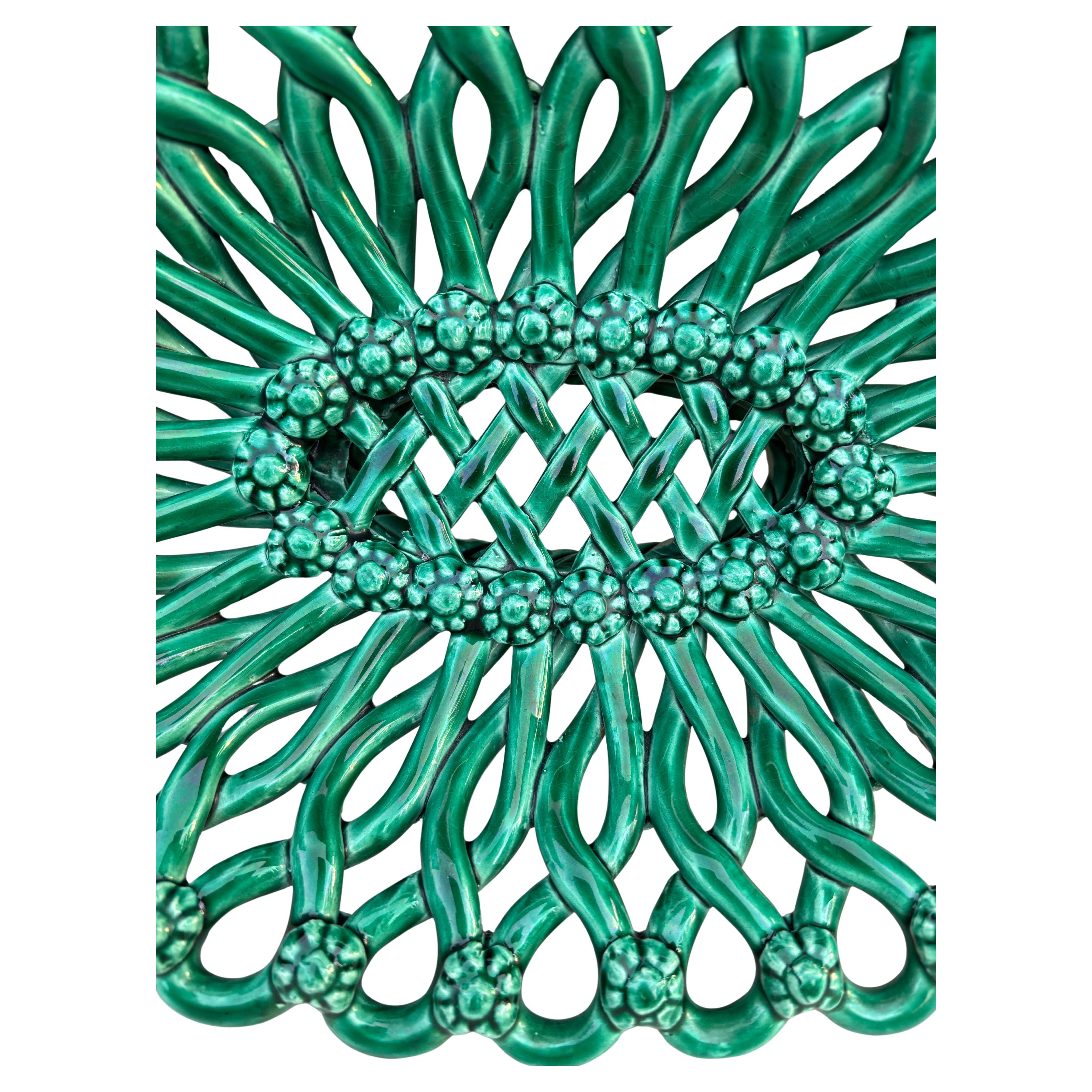 Grand bol ou panier ovale en majolique verte de Vallauris circa 1950 en vente 1