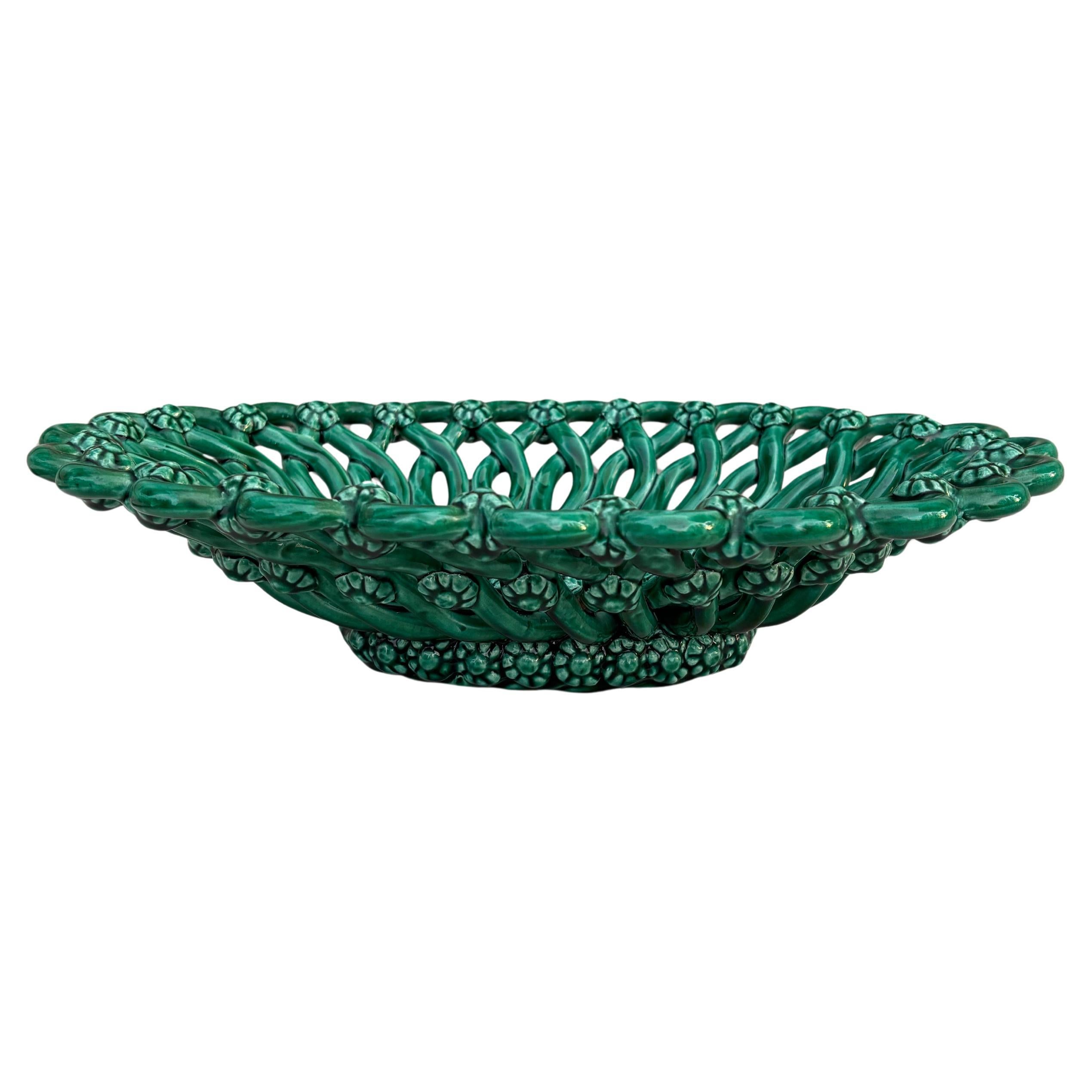 Céramique Grand bol ou panier ovale en majolique verte de Vallauris circa 1950 en vente
