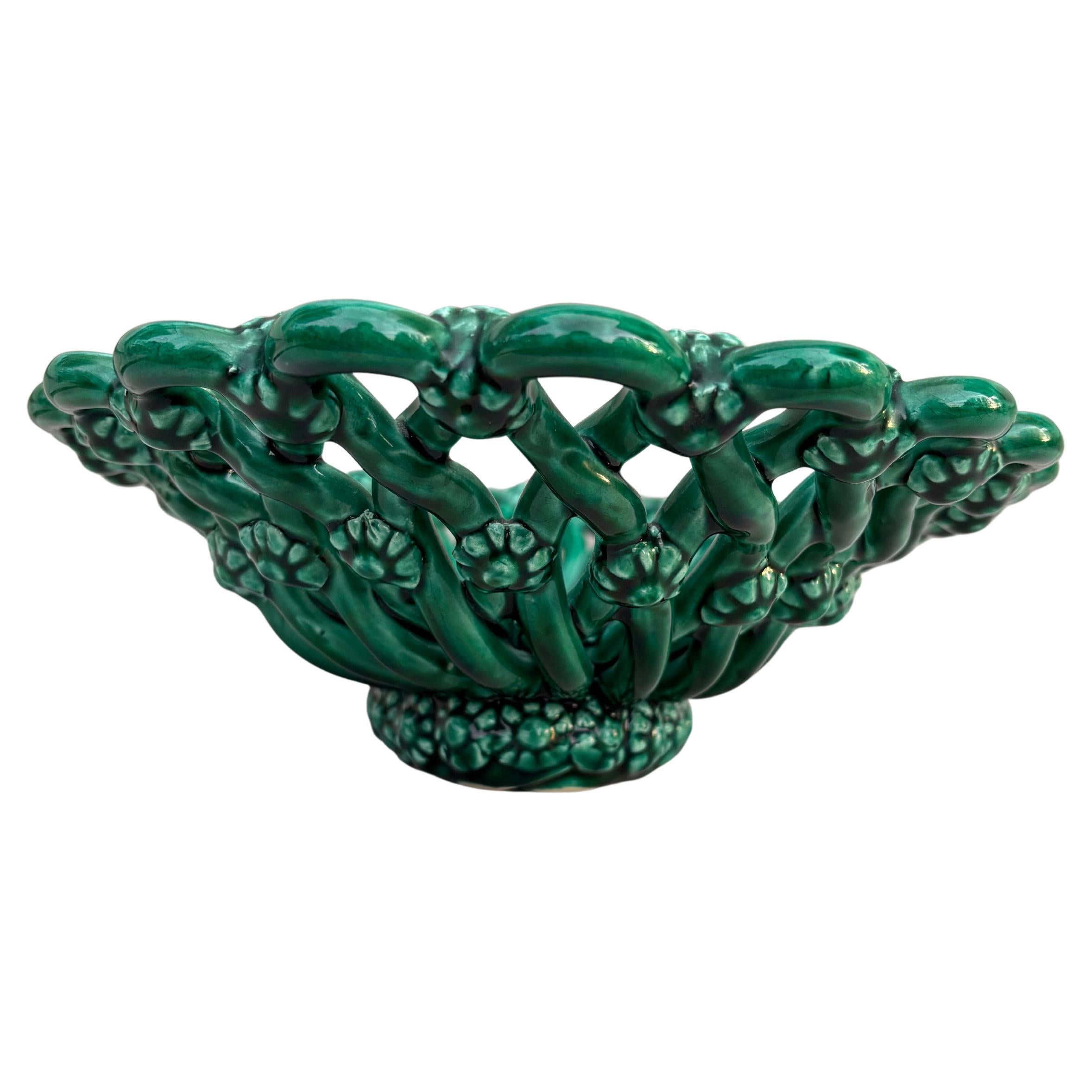 Grand bol ou panier ovale en majolique verte de Vallauris circa 1950 Bon état - En vente à Austin, TX