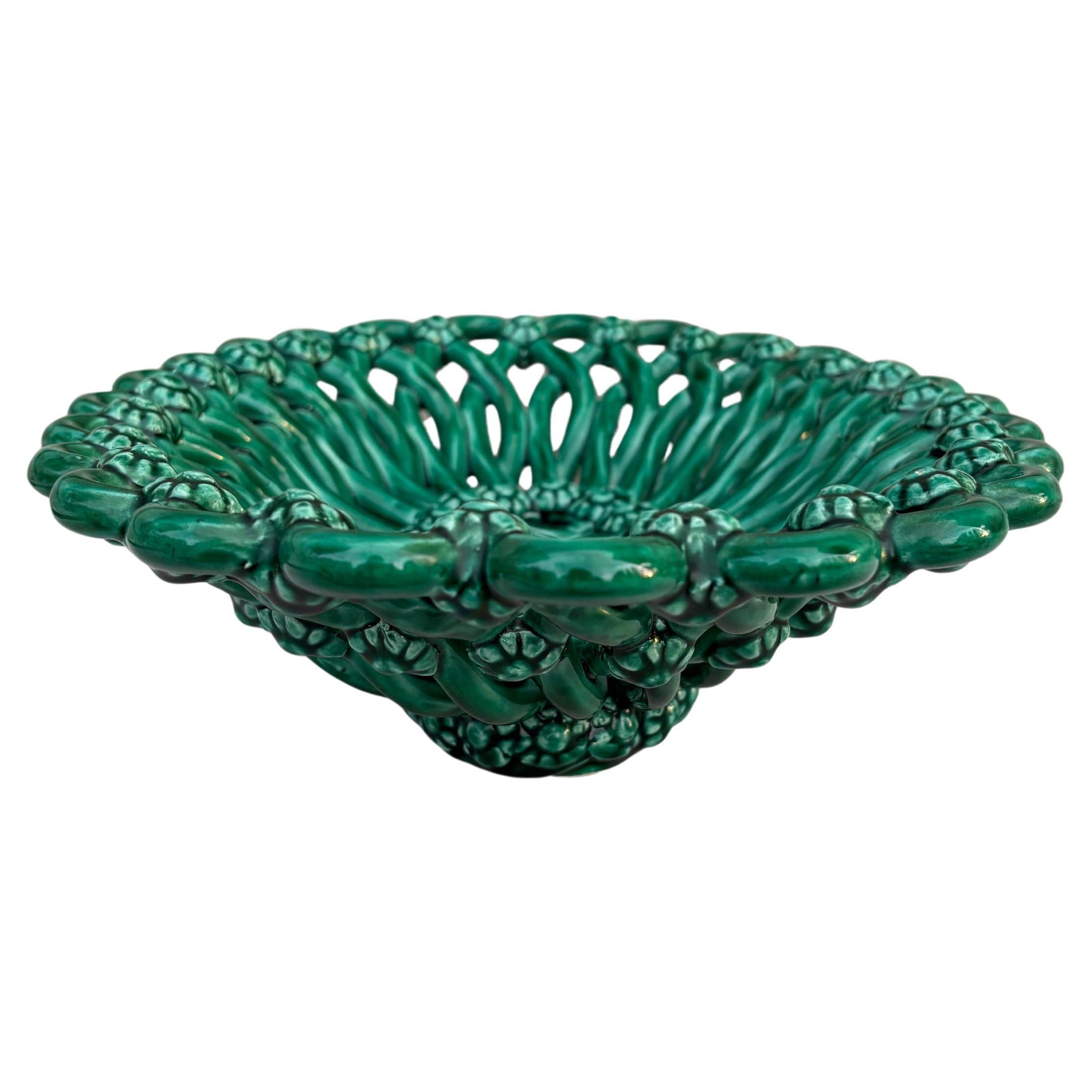 Mid-Century Modern Grand bol ou panier ovale en majolique verte de Vallauris circa 1950 en vente