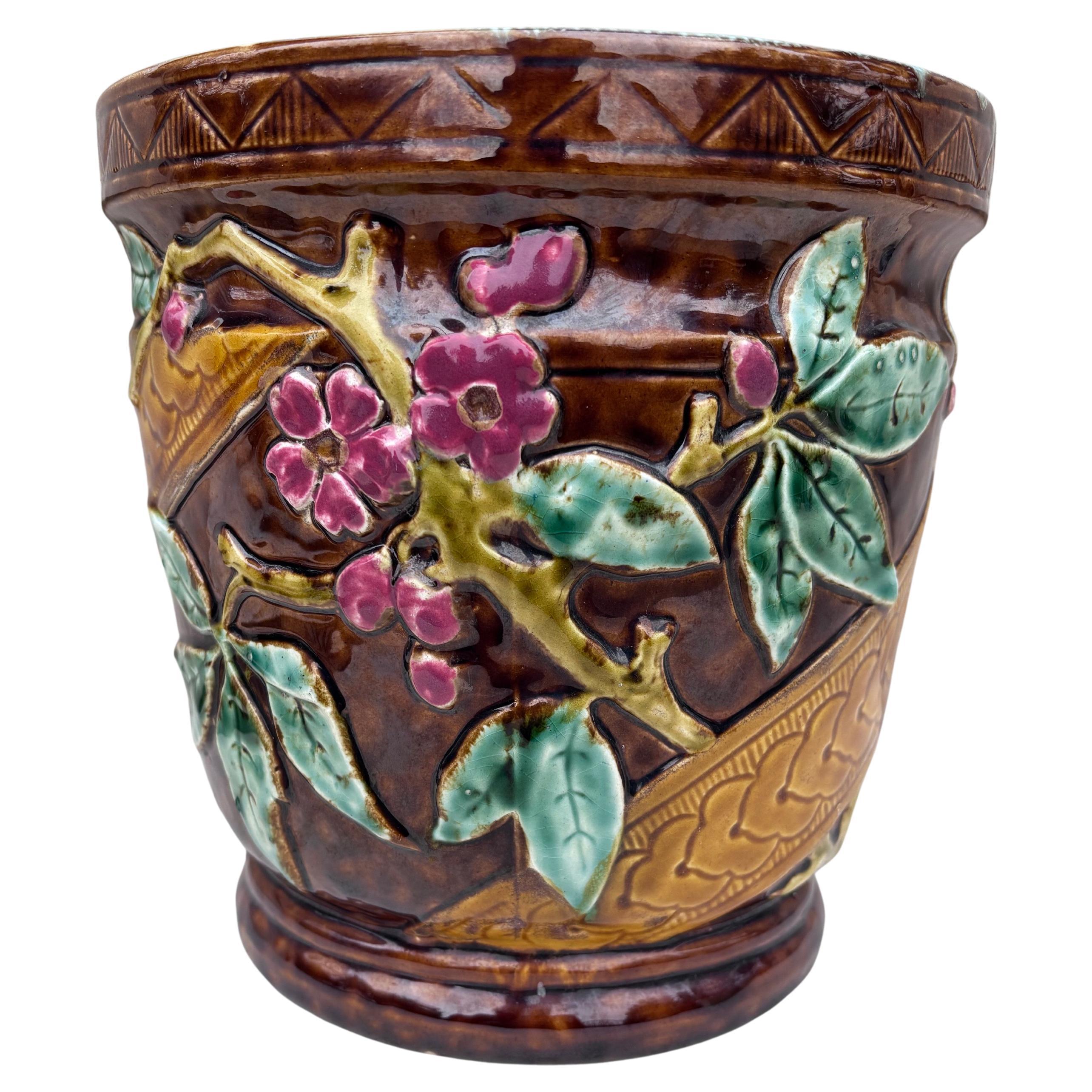 Rustique Cache pot français en majolique de Longchamp , circa 1890 en vente