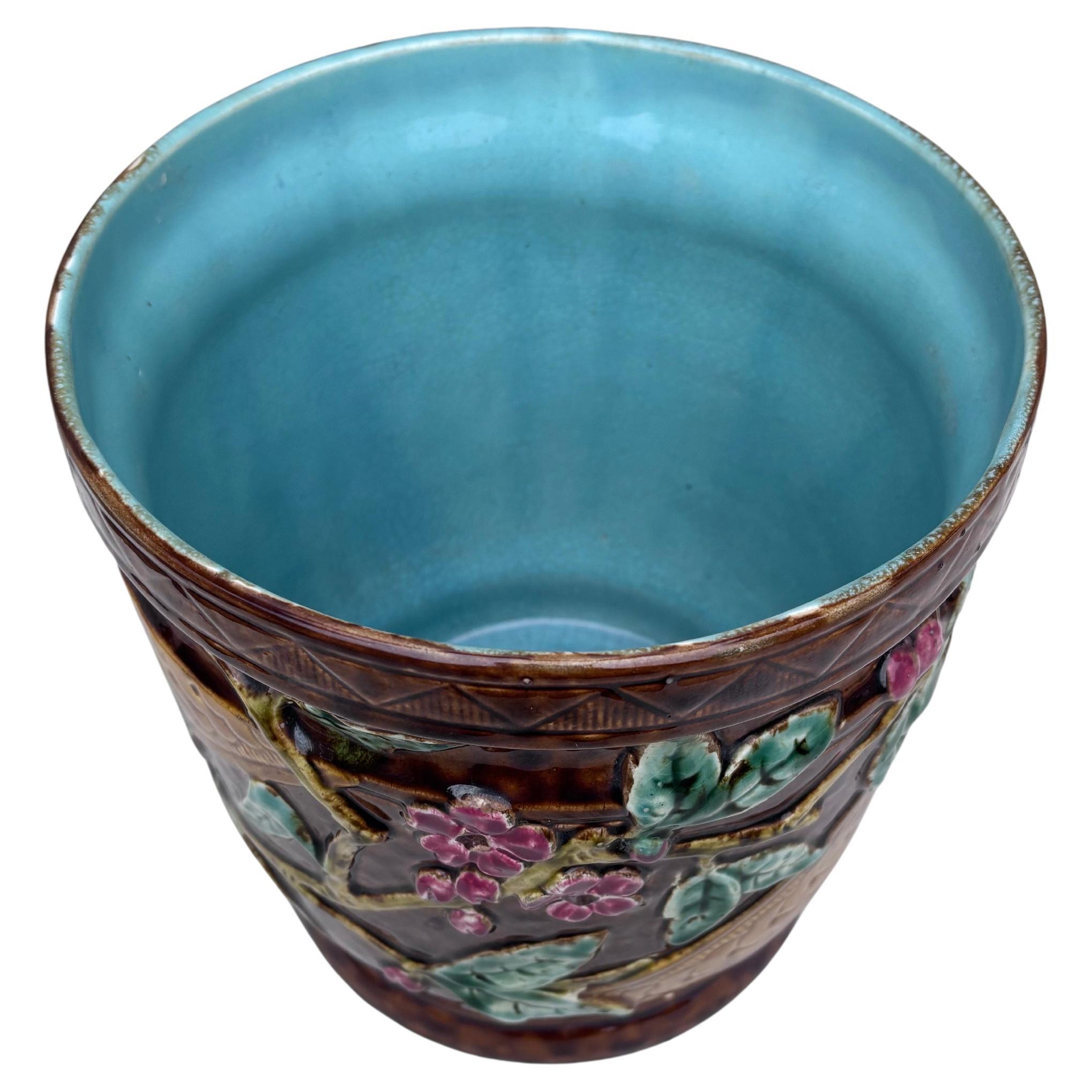Cache pot français en majolique de Longchamp , circa 1890 en vente 2
