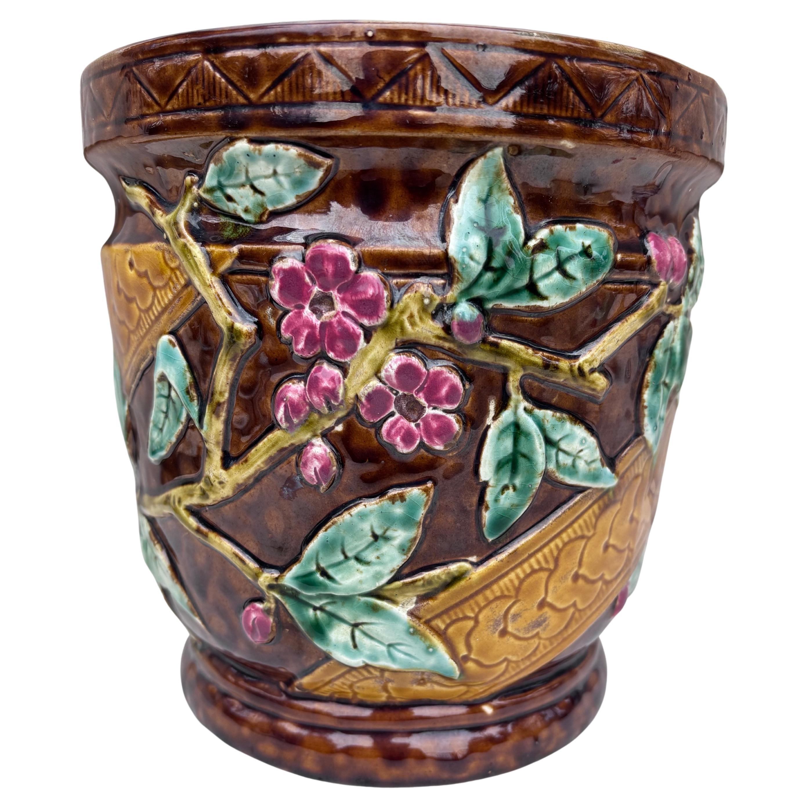 Cache pot français en majolique de Longchamp , circa 1890