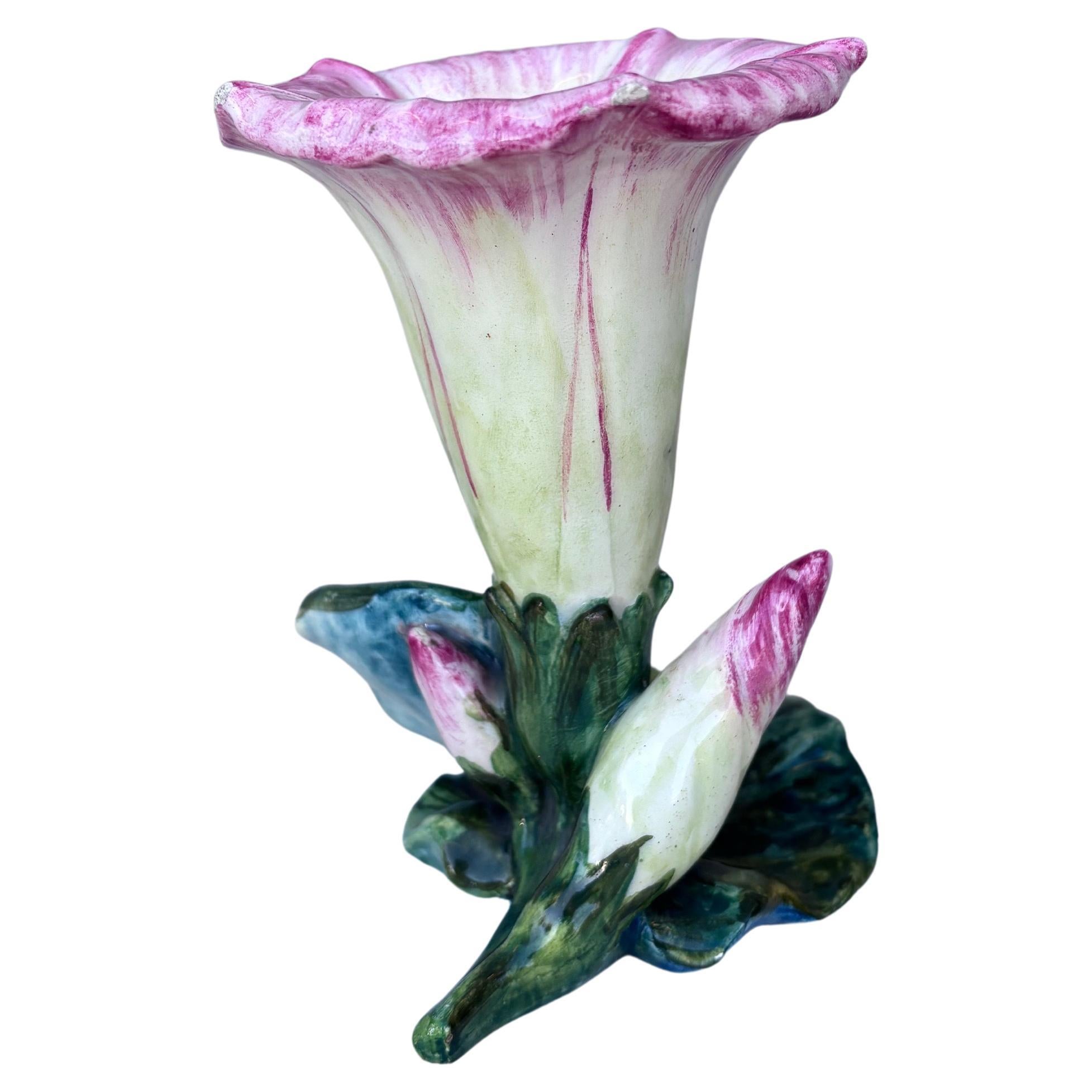 Jarrón de mayólica Morning Glory Jerome Massier, hacia 1900 en venta