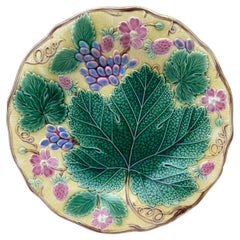 Plato de mayólica inglesa con fresas y uvas Wedgwood Circa 1920