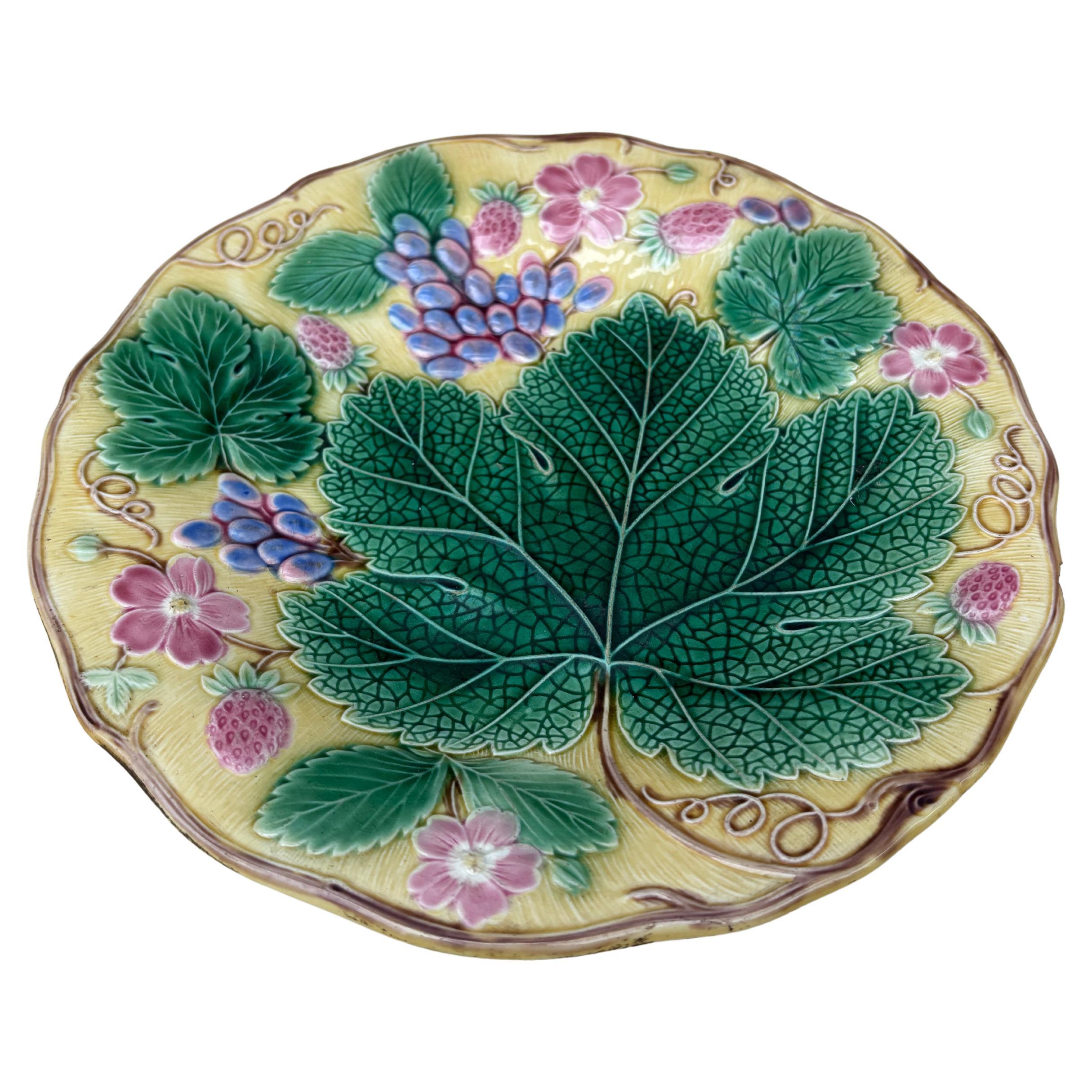 Majolica strawberry plate signed Wedgwood.
Diameter / 8.8 inches.Chips on the back.