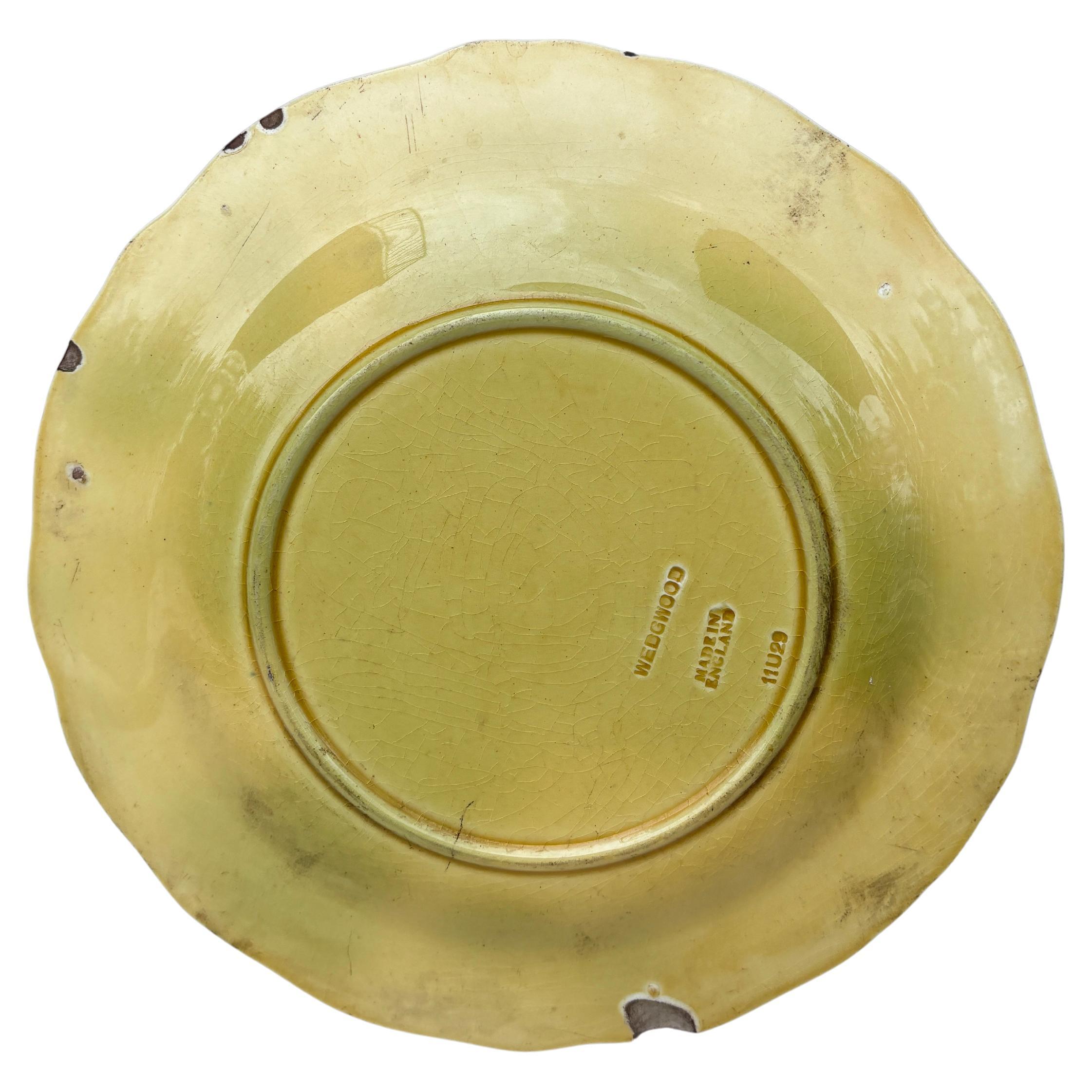 English Majolica Strawberry & Grapes Plate Wedgwood Circa 1920 In Fair Condition For Sale In Austin, TX