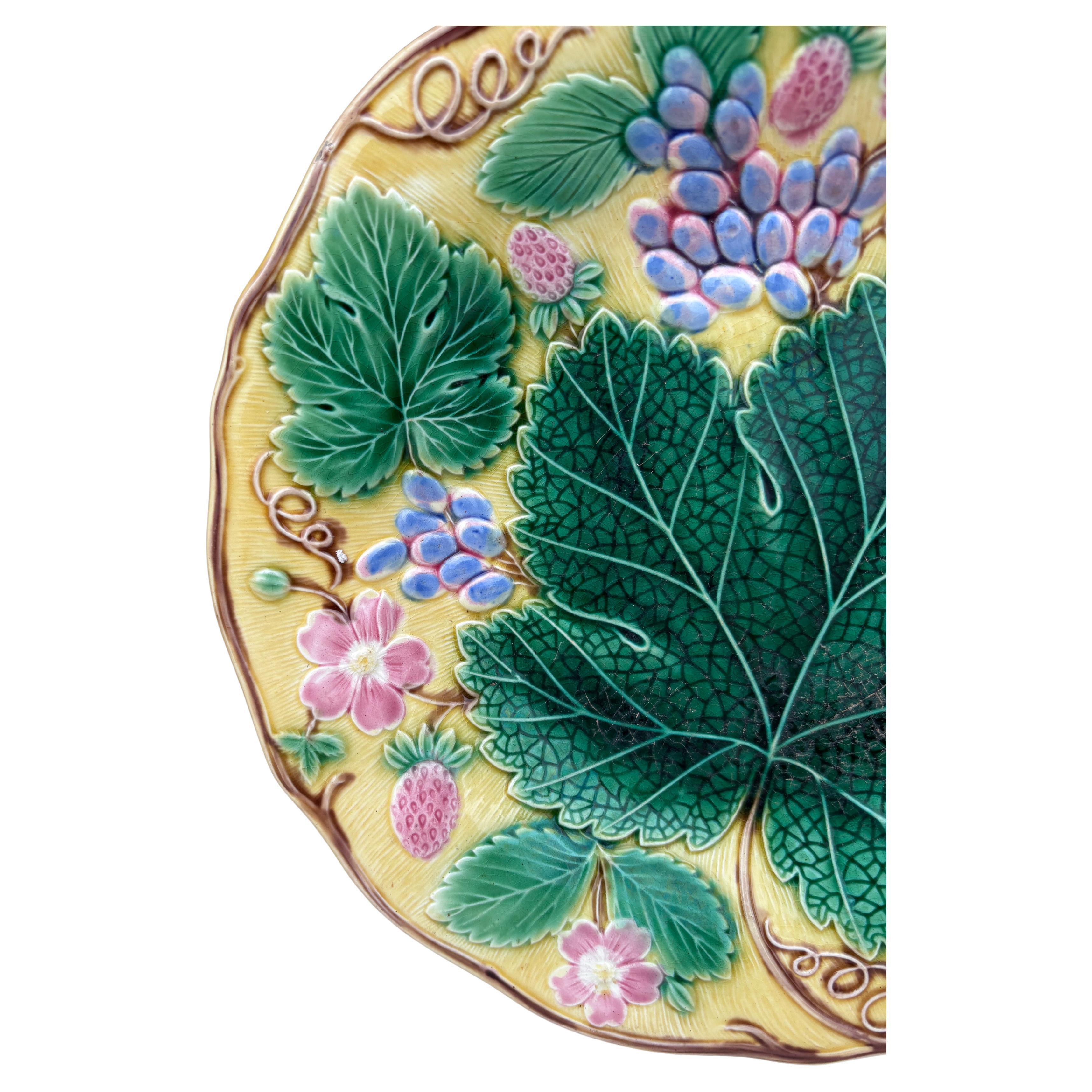 Plato de mayólica inglesa con fresas y uvas Wedgwood Circa 1920 Victoriano en venta