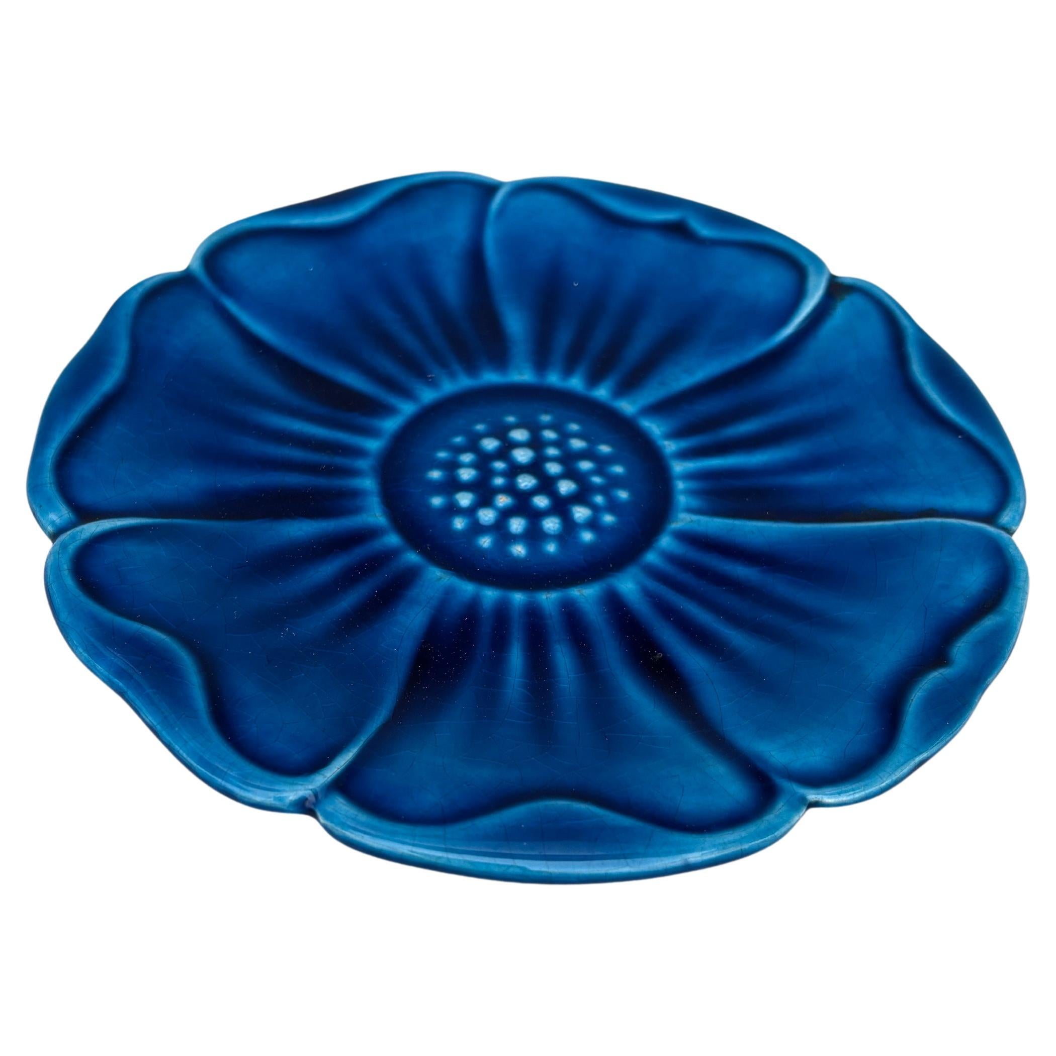Pequeño plato francés de mediados de siglo de mayólica azul con flores Charolles.
7 pulgadas de diámetro.