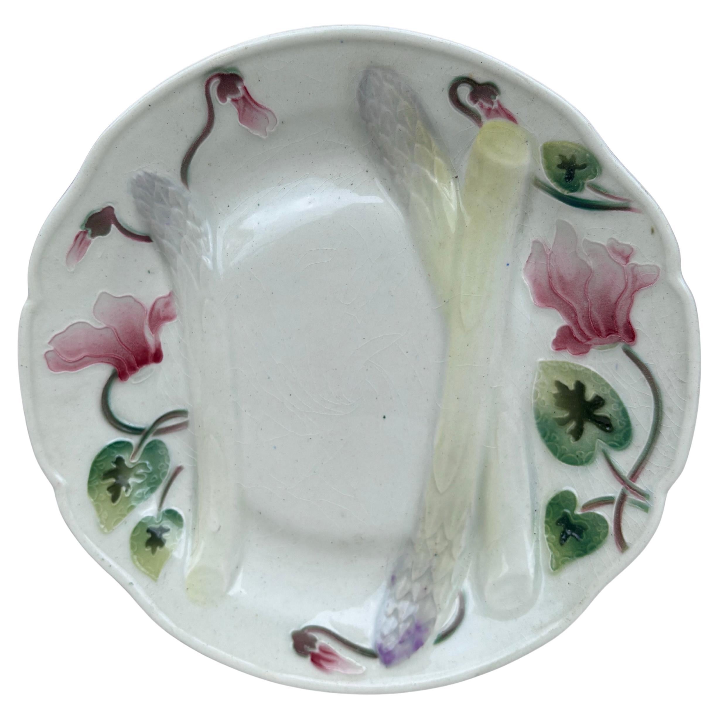 Piatto di asparagi in maiolica con ciclamini Keller & Guerin Saint Clement