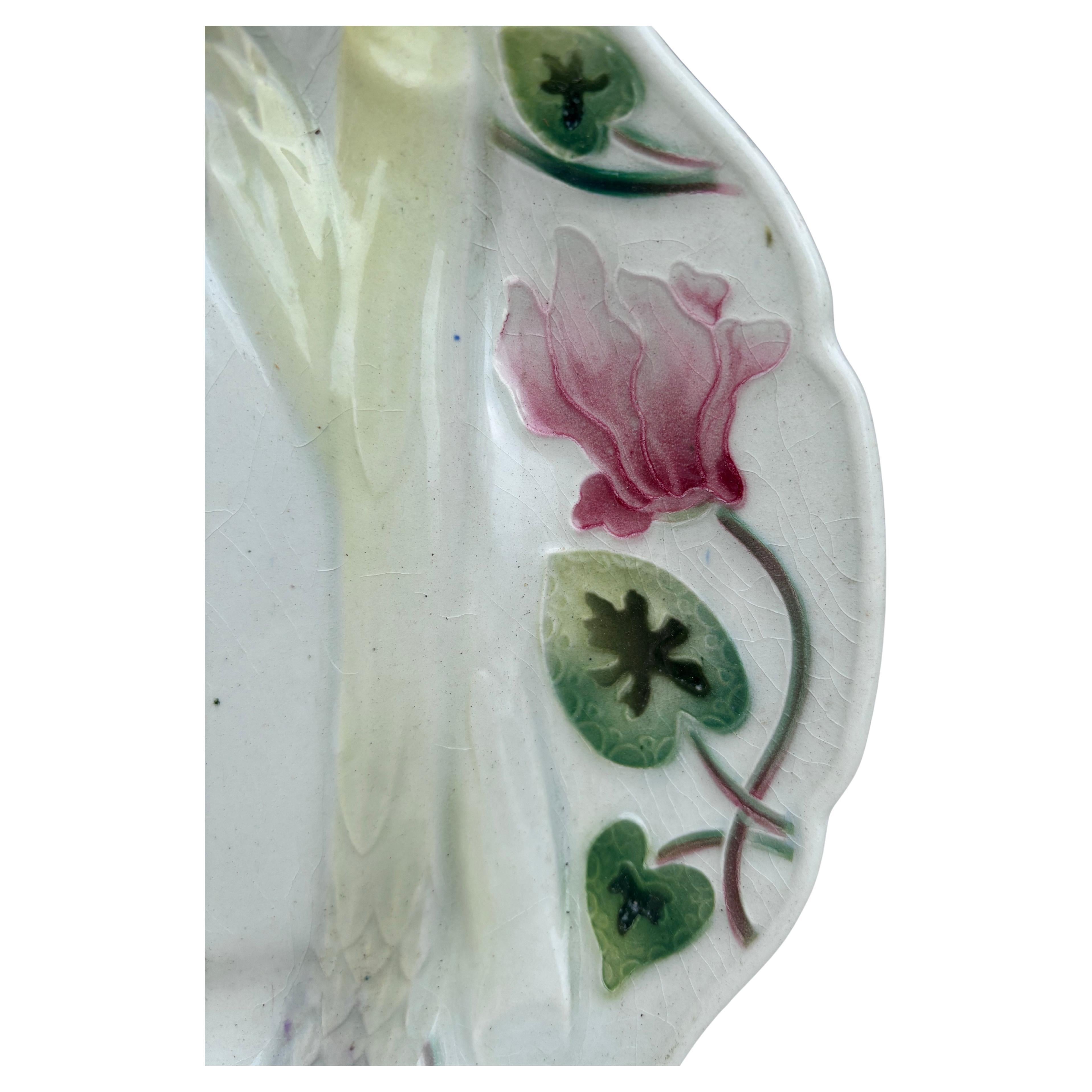 Art nouveau Assiette à asperges avec cyclamens Keller et Guerin Saint-Clément en vente