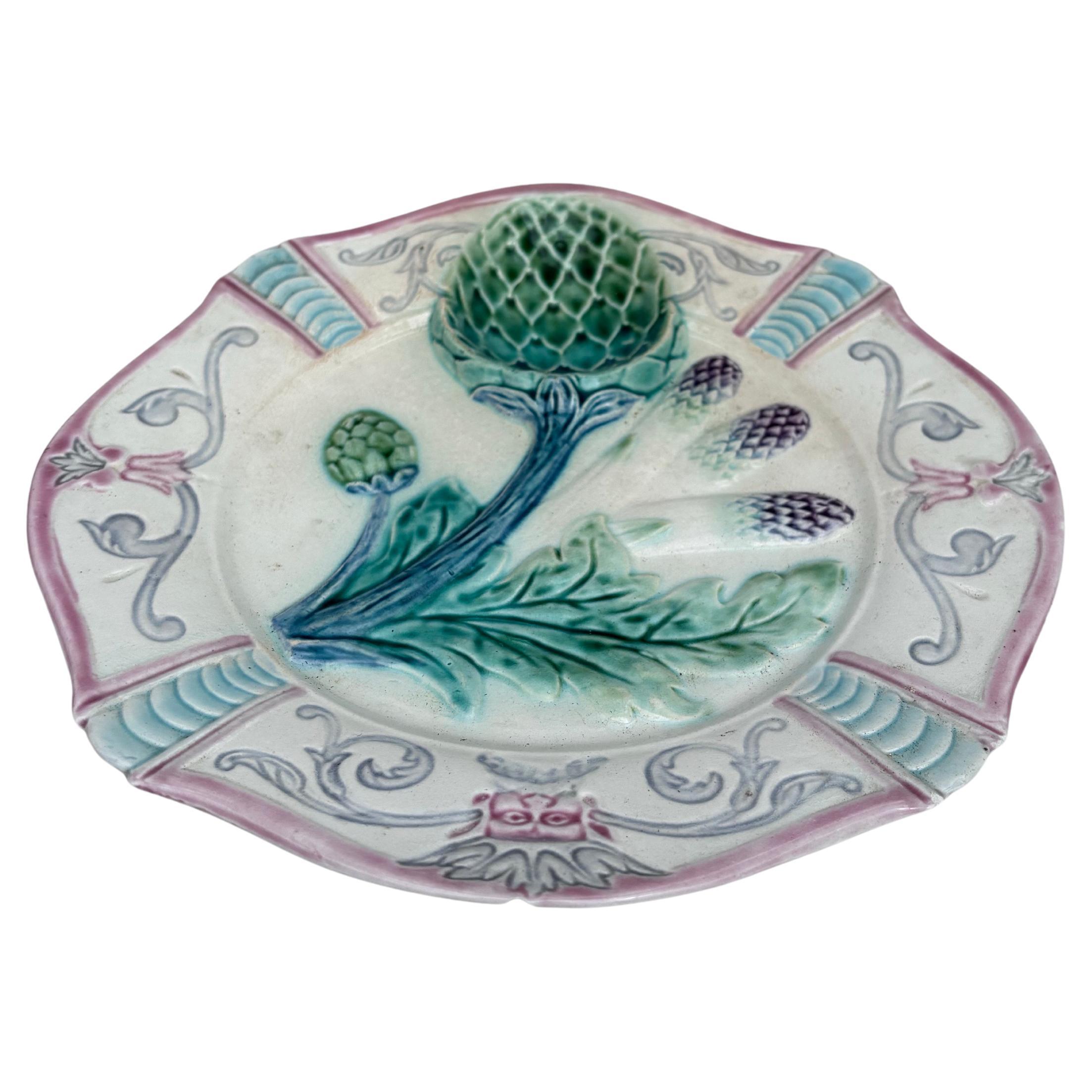 Piatto di asparagi in maiolica francese Fives-Lille, circa 1890.
Decorato con un carciofo e una maschera con foglie.