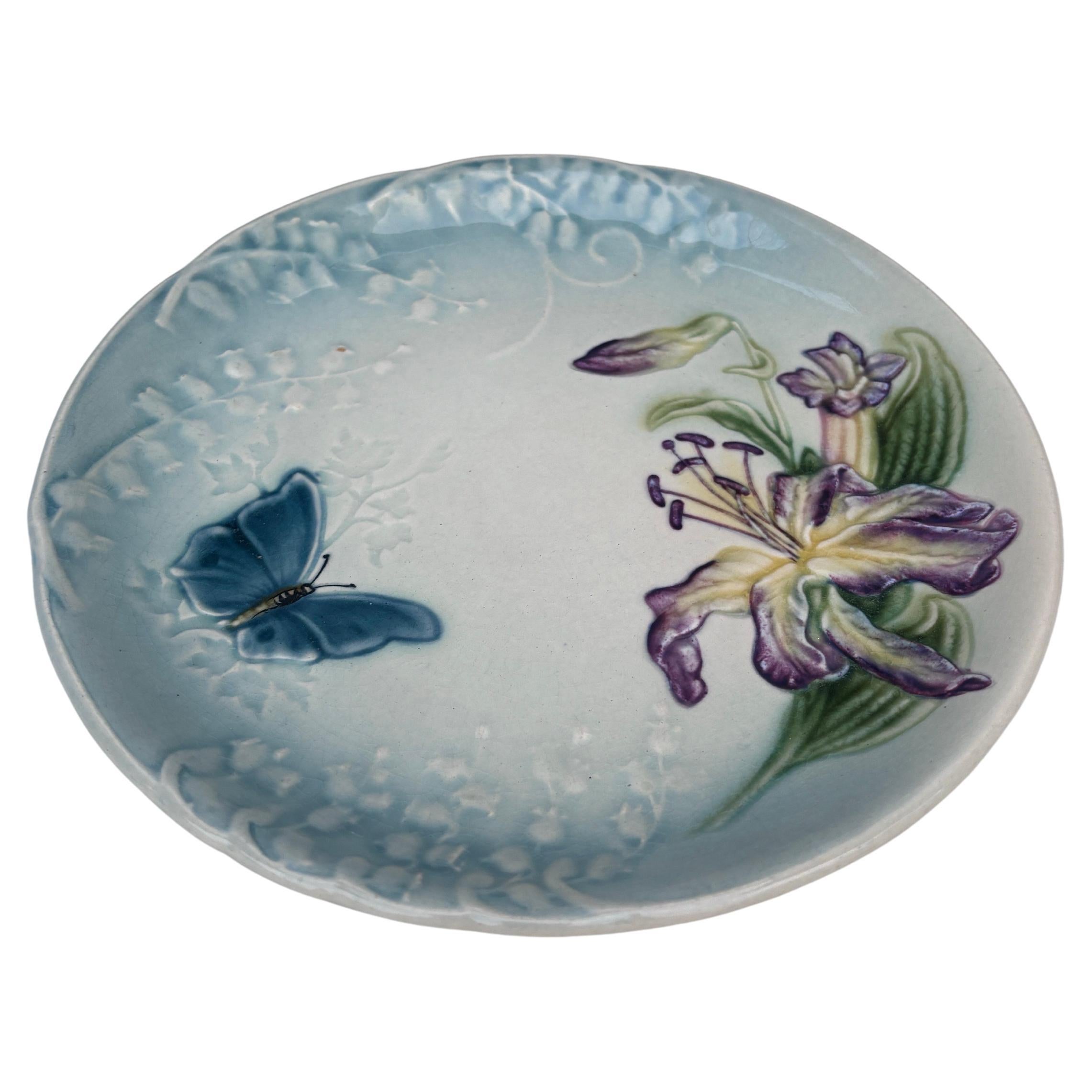 Piatto in maiolica Giglio e farfalla Choisy-le-Roi, circa 1880.
8 pollici.