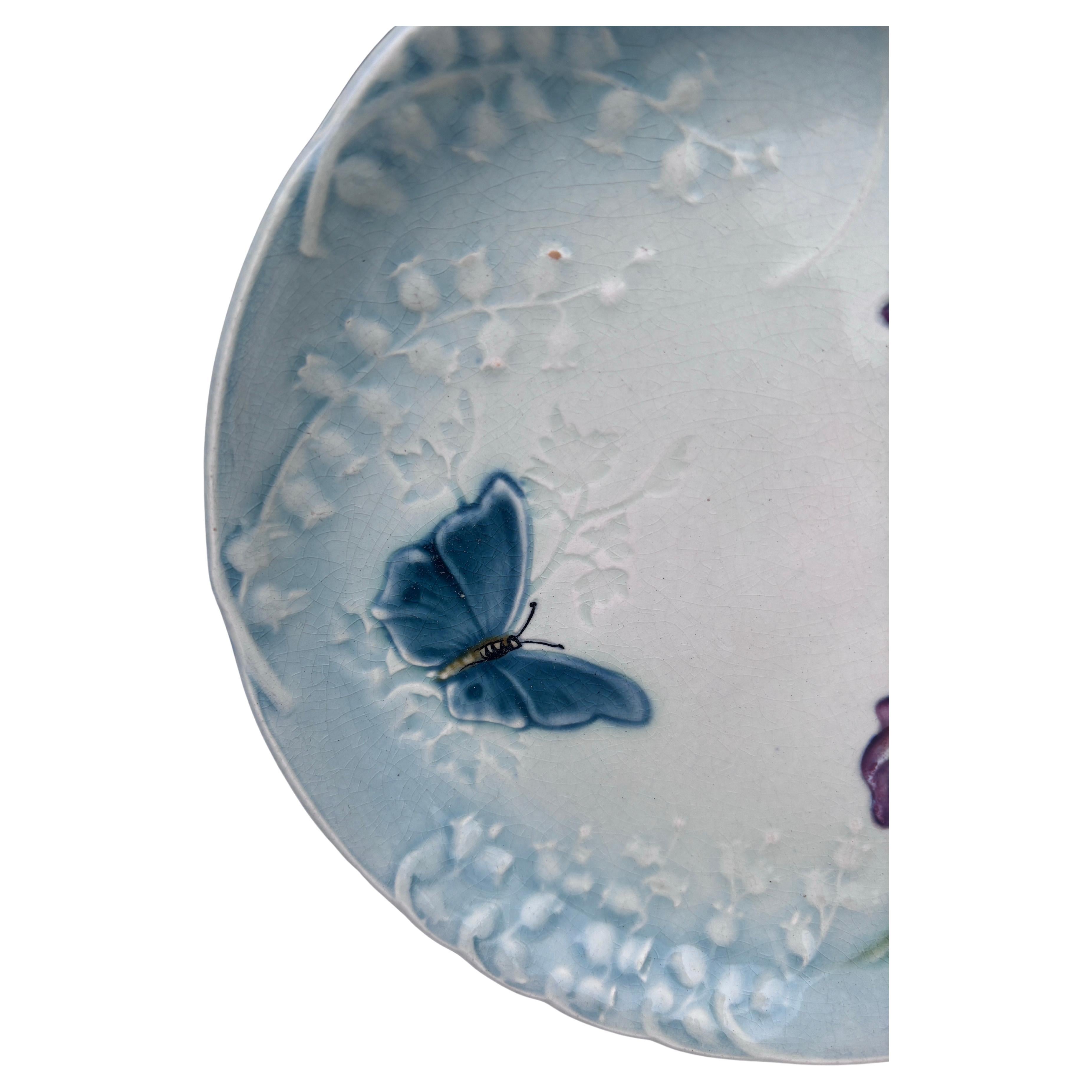Francese Piatto in maiolica Giglio e Farfalla Choisy-le-Roi, 1880 ca. in vendita