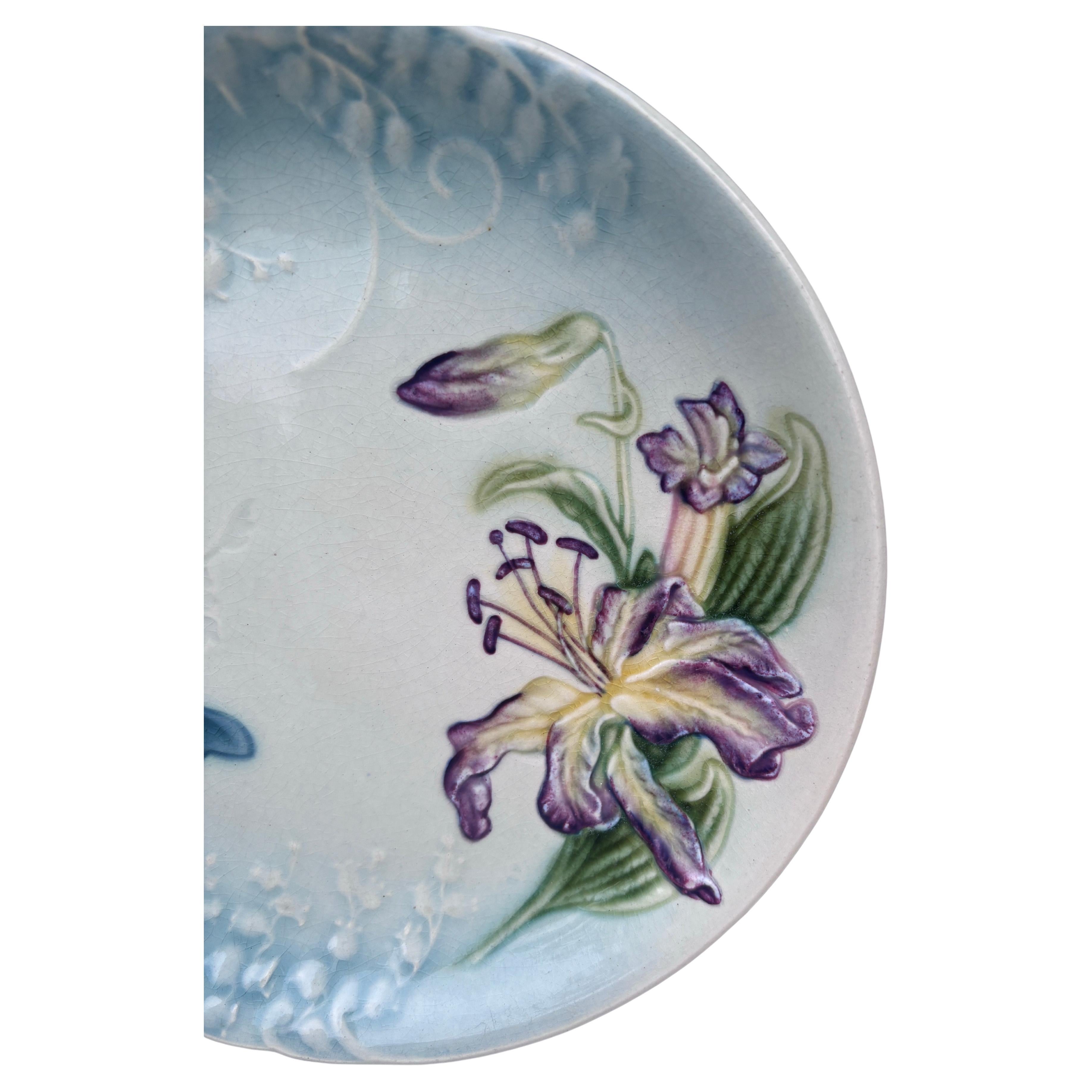 Estetismo Piatto in maiolica Giglio e Farfalla Choisy-le-Roi, 1880 ca. in vendita