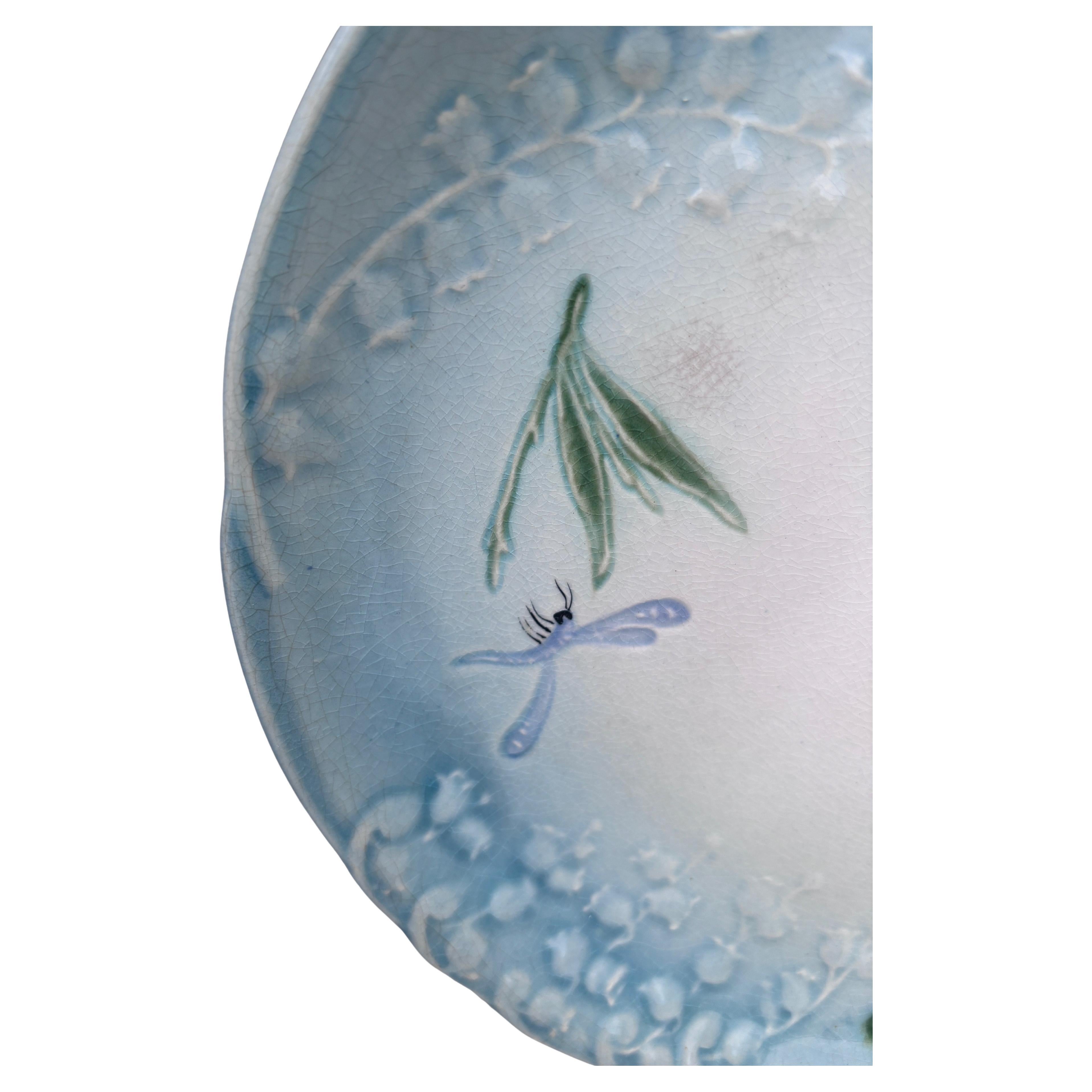 Estetismo Piatto in maiolica Fiori e Libellula Choisy-le-Roi, 1880 circa in vendita