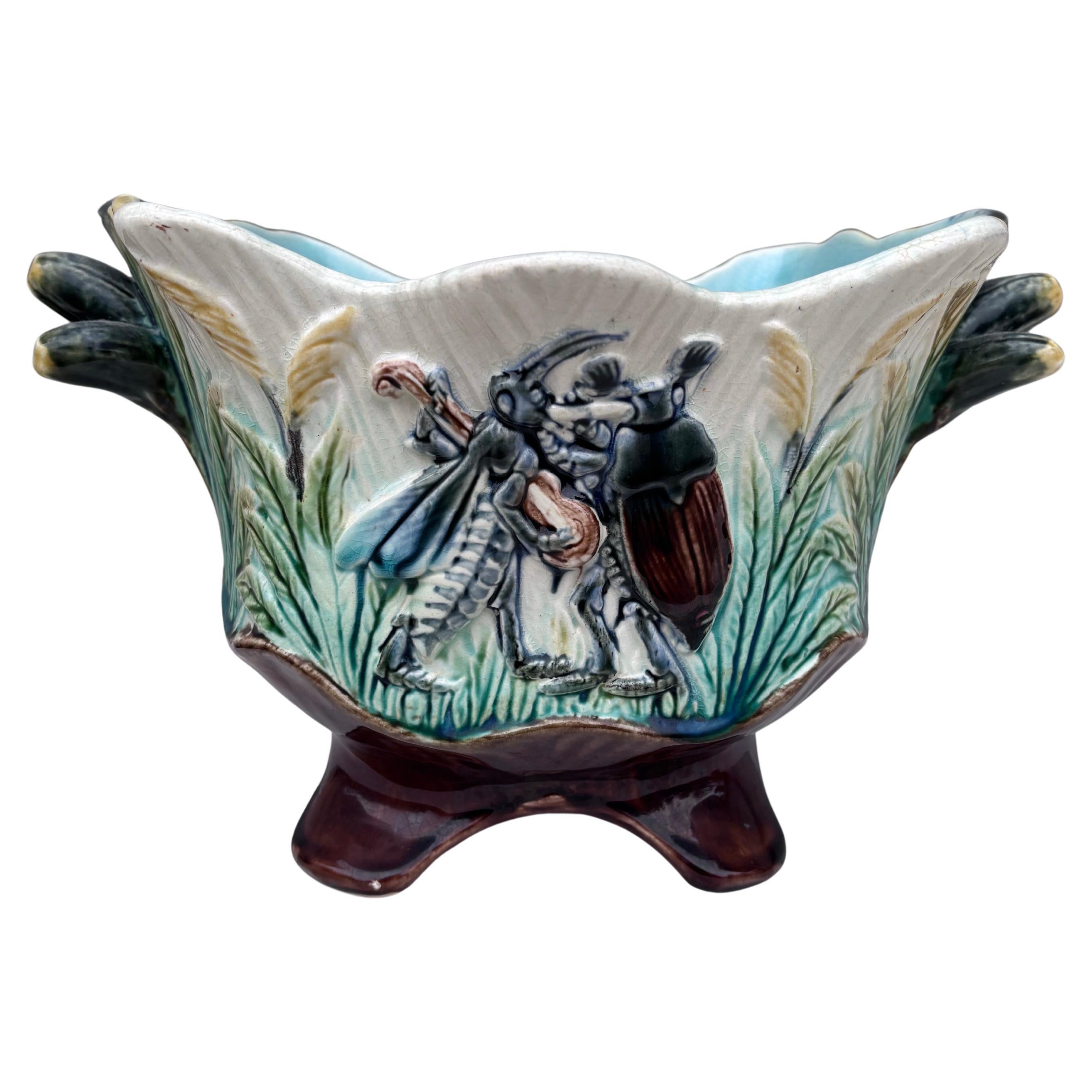 Cache pot en majolique du 19ème siècle Insectes Musiciens en vente