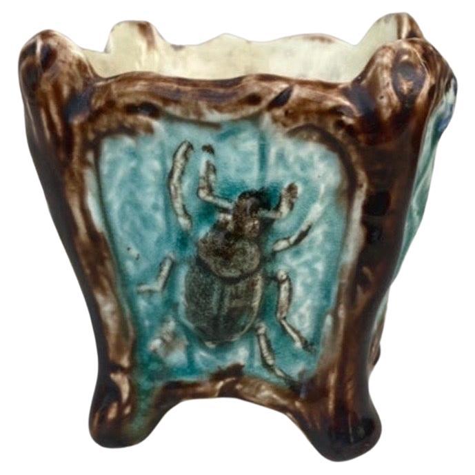 Cache pot en majolique du 19ème siècle Insectes Musiciens en vente 4