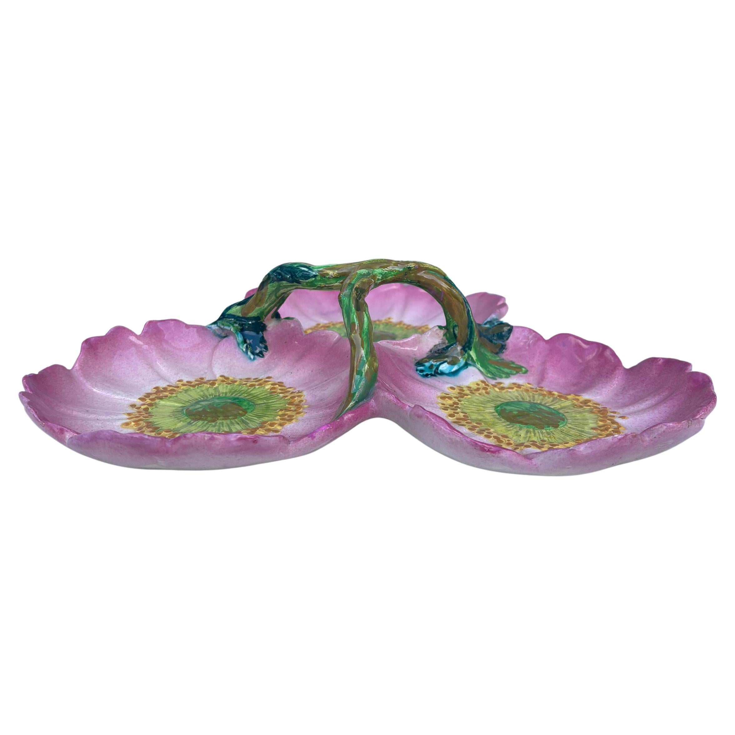 Art nouveau Plat à anses en majolique rose Wild Rose du 19e siècle Massier en vente