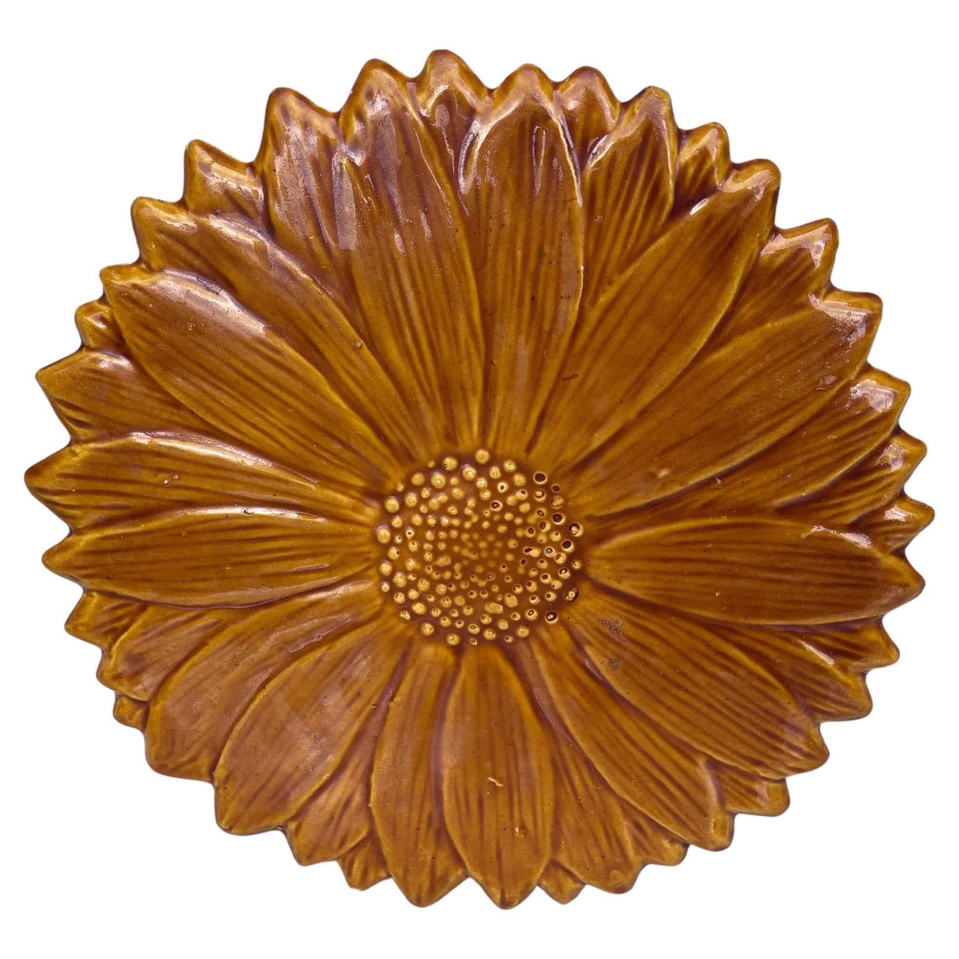 Großer Untersetzer aus Majolika mit Sonnenblumen aus der Jahrhundertmitte Vallauris im Angebot