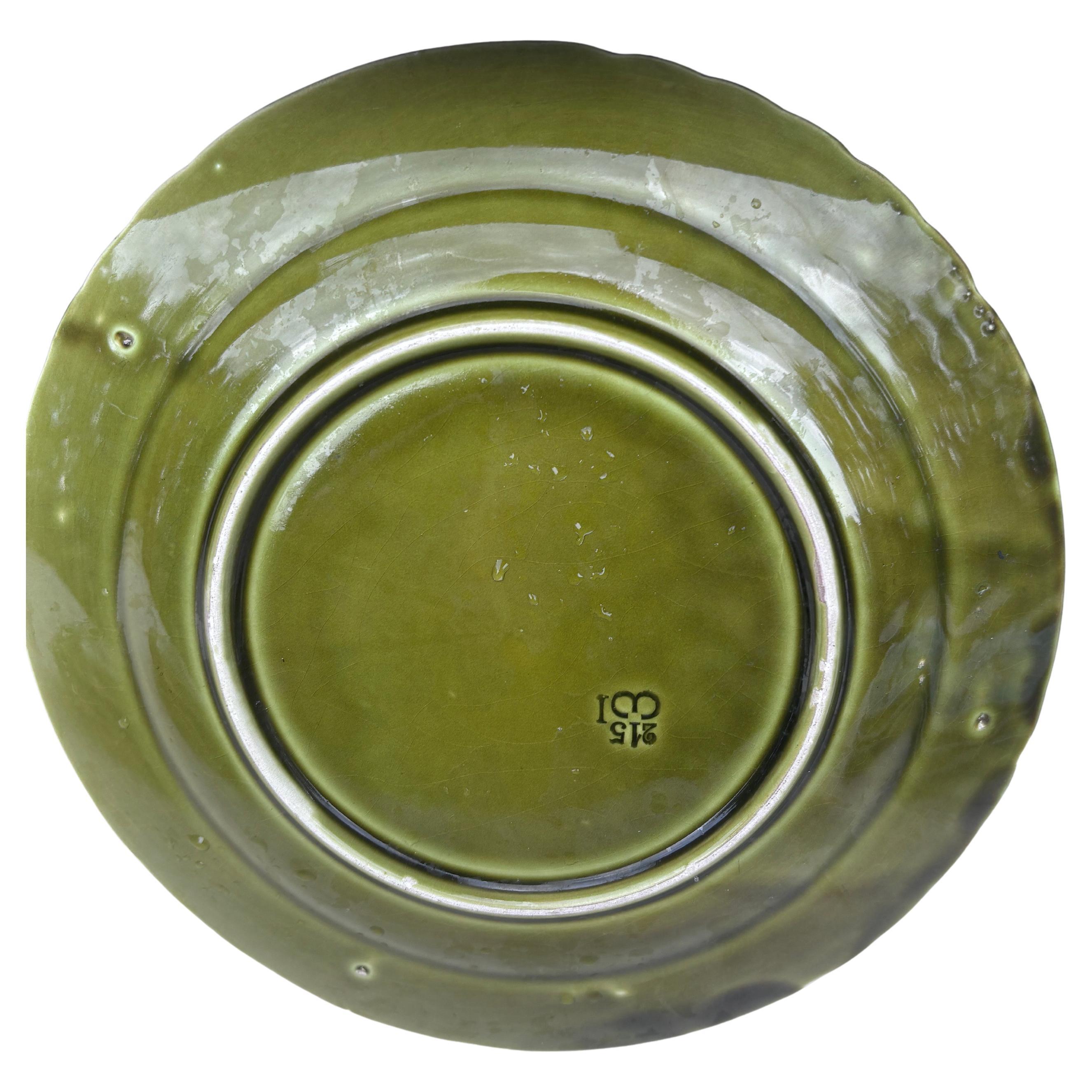 Siglo XIX Plato de mayólica verde con pájaros Sarreguemines en Bueno estado para la venta en Austin, TX