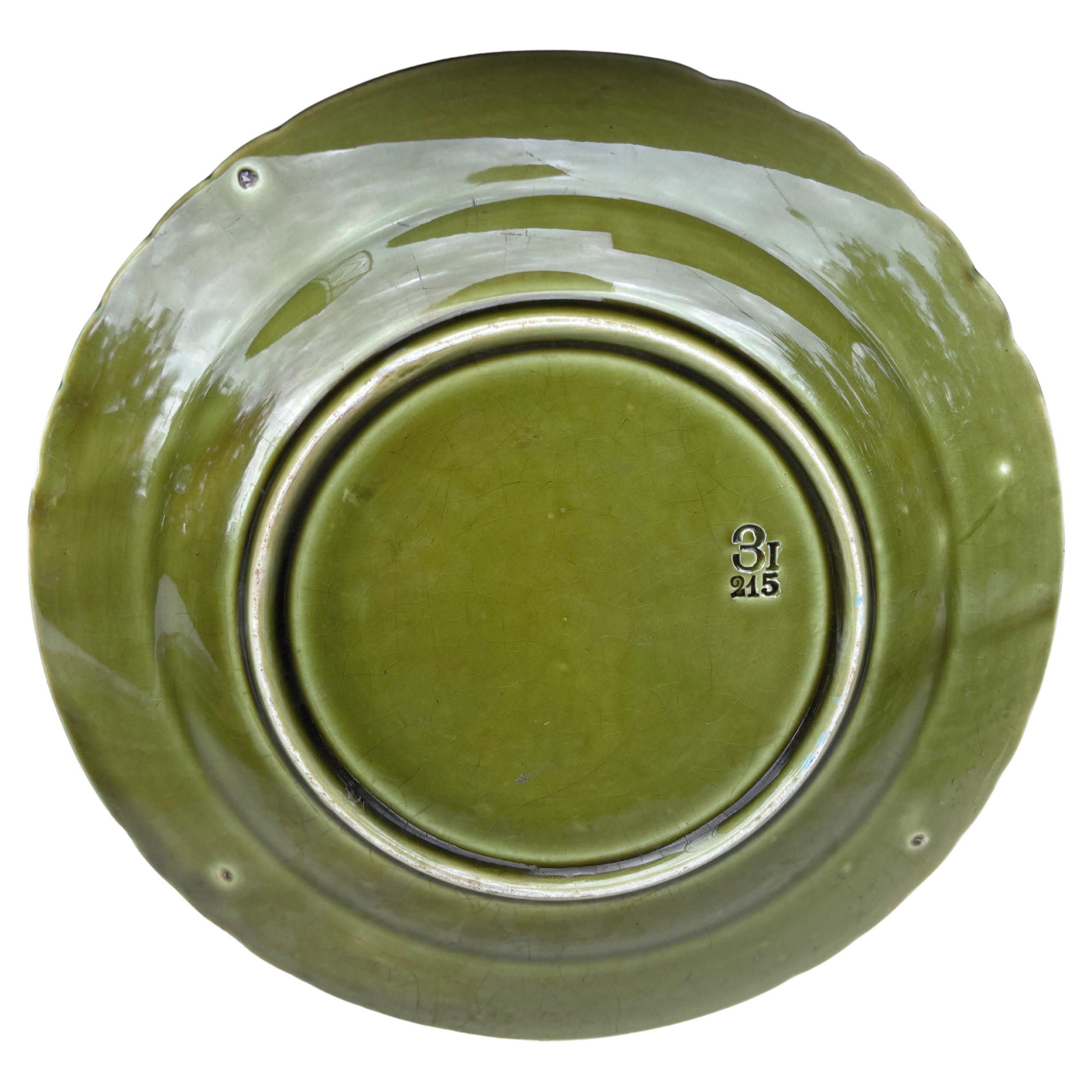 Siglo XIX Plato de mayólica verde con pájaros Sarreguemines Francés en venta