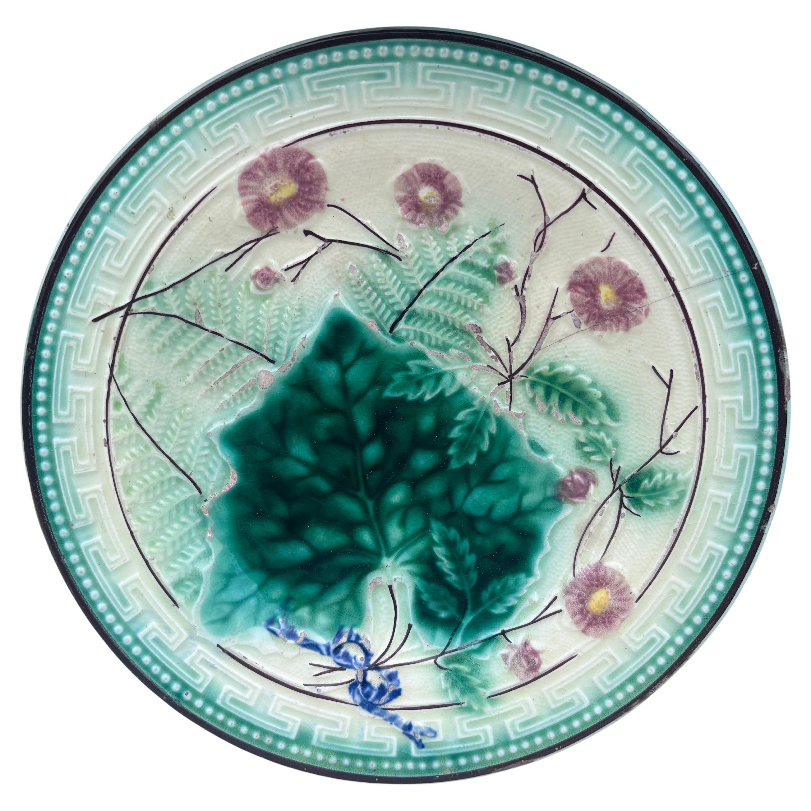 Assiette en majolique allemande à feuilles et fougères, vers 1890