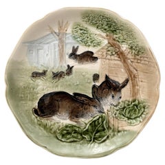 Piatto della famiglia di coniglietti in maiolica Choisy-le-Roi, 1900 ca.