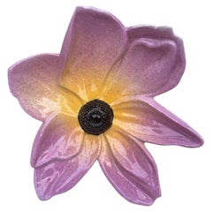 Pochette murale en majolique rose Mont-Chevalier Castel Circa 1900