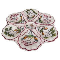 Assiette à huîtres en faïence française de style Moustiers, vers 1940