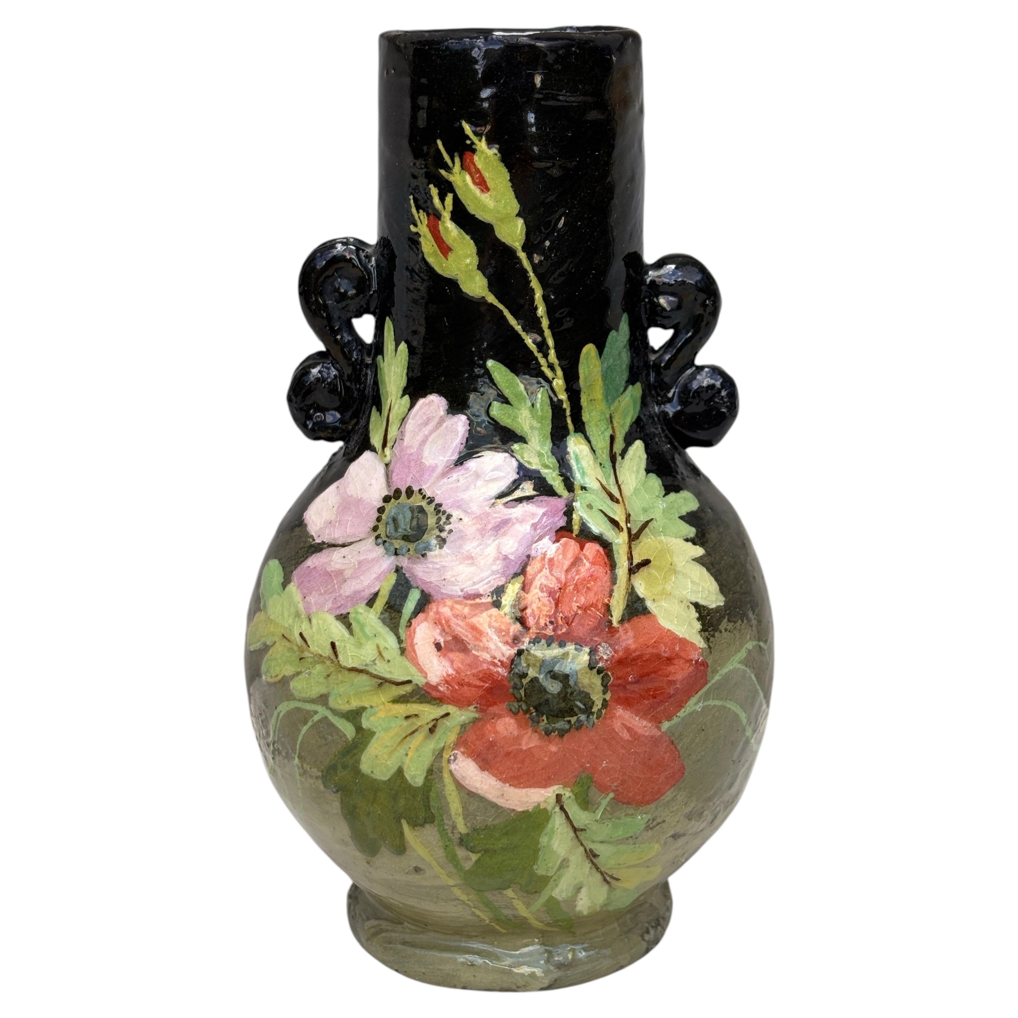 Vaso in maiolica con motivi floreali francesi del XIX secolo, di Théodore Lefront