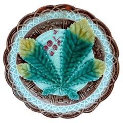 Assiette allemande en majolique représentant une feuille de châtaignier, CIRCA 1890