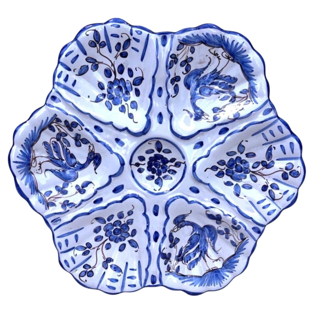 Assiette à huîtres en faïence bleue et blanche de style Moustiers, vers 1940