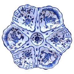Piatto ostrica francese in faience blu e bianco in stile Moustiers, circa 1940