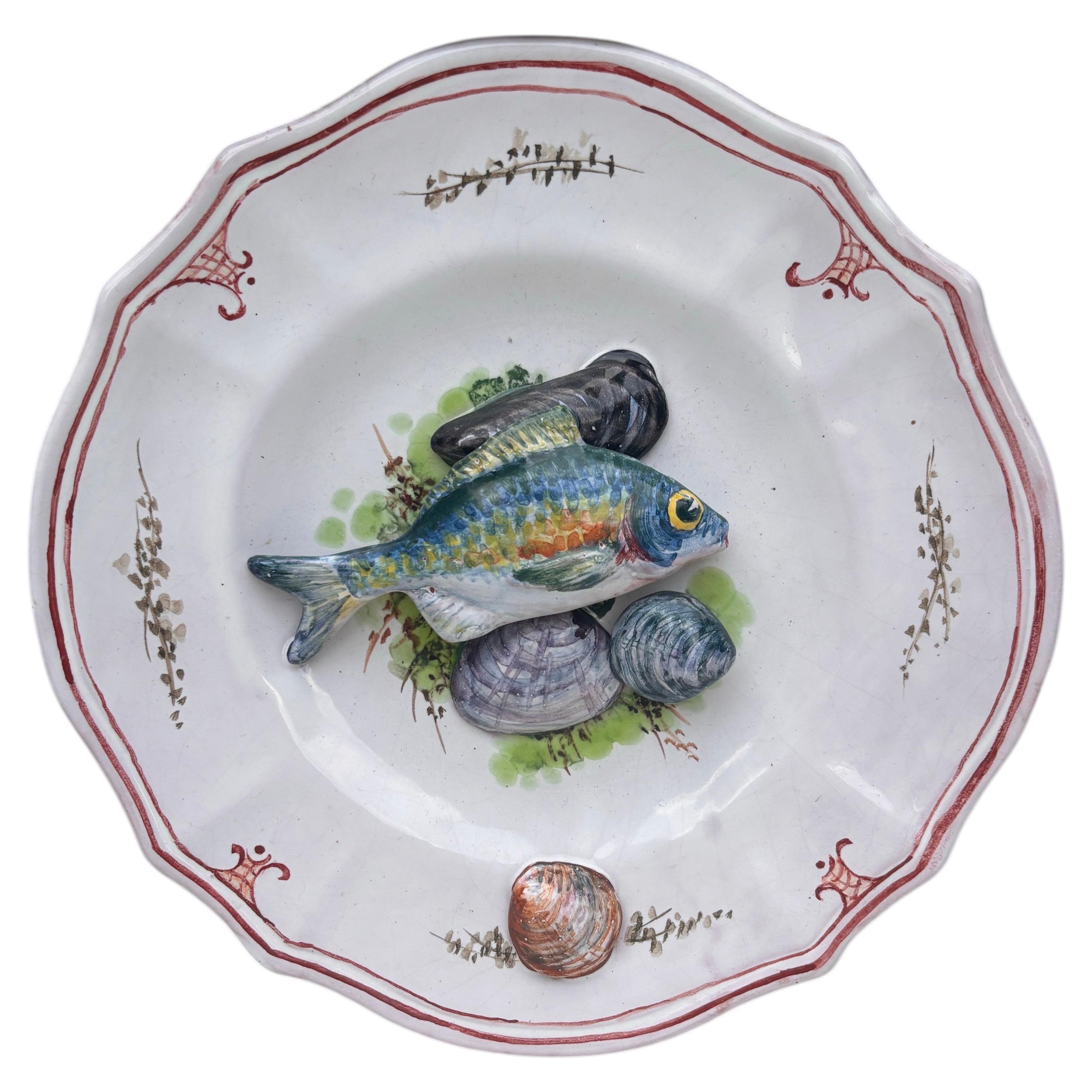 Plato de majólica de mediados de siglo con motivos de peces y vida marina de Palissy, Vallauris en venta
