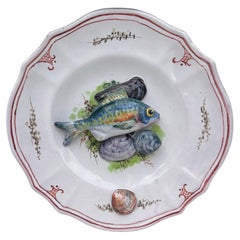 Assiette « Palissy Fish » en majolique du milieu du siècle, sur le thème de la vie marine, Vallauris