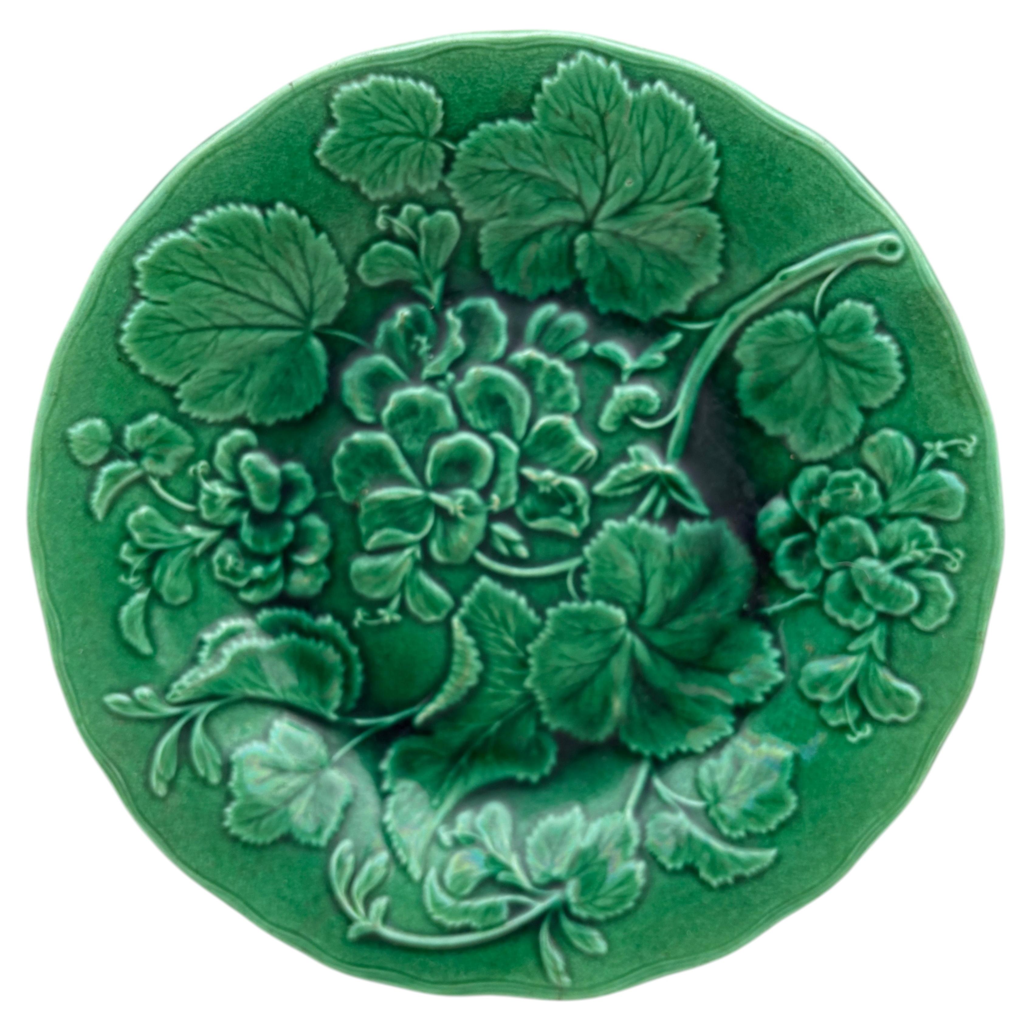 Plato inglés de mayólica verde Geranio, hacia 1880