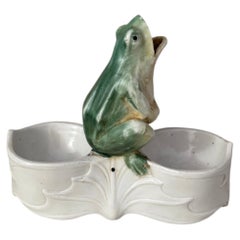 Salero alemán de porcelana con forma de rana, de alrededor de 1930